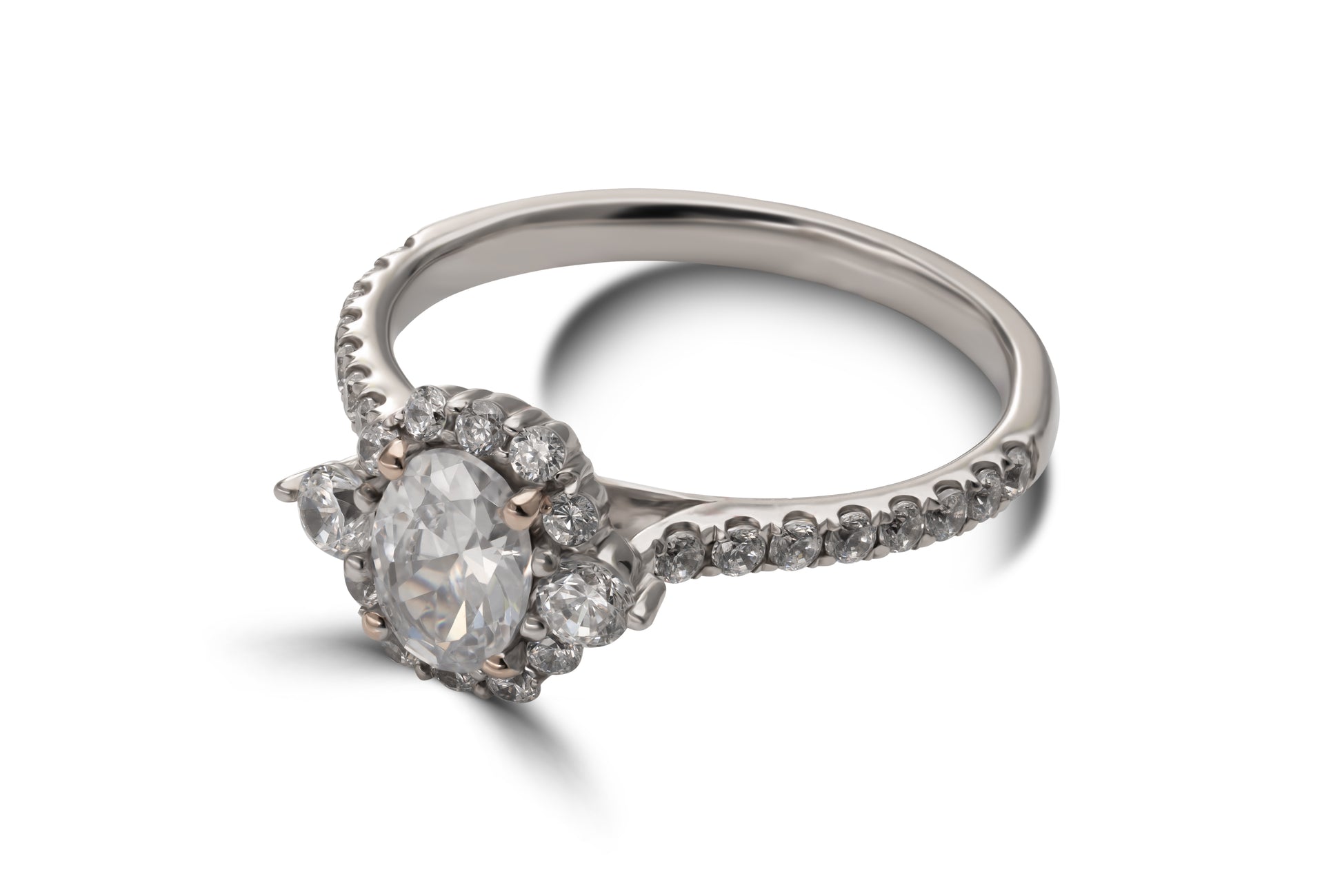 Verlobungsring Charlotte mit 0.70ct ovalem Diamanten & personalisierbarem Gold-Initial – verfügbar in München & Augsburg