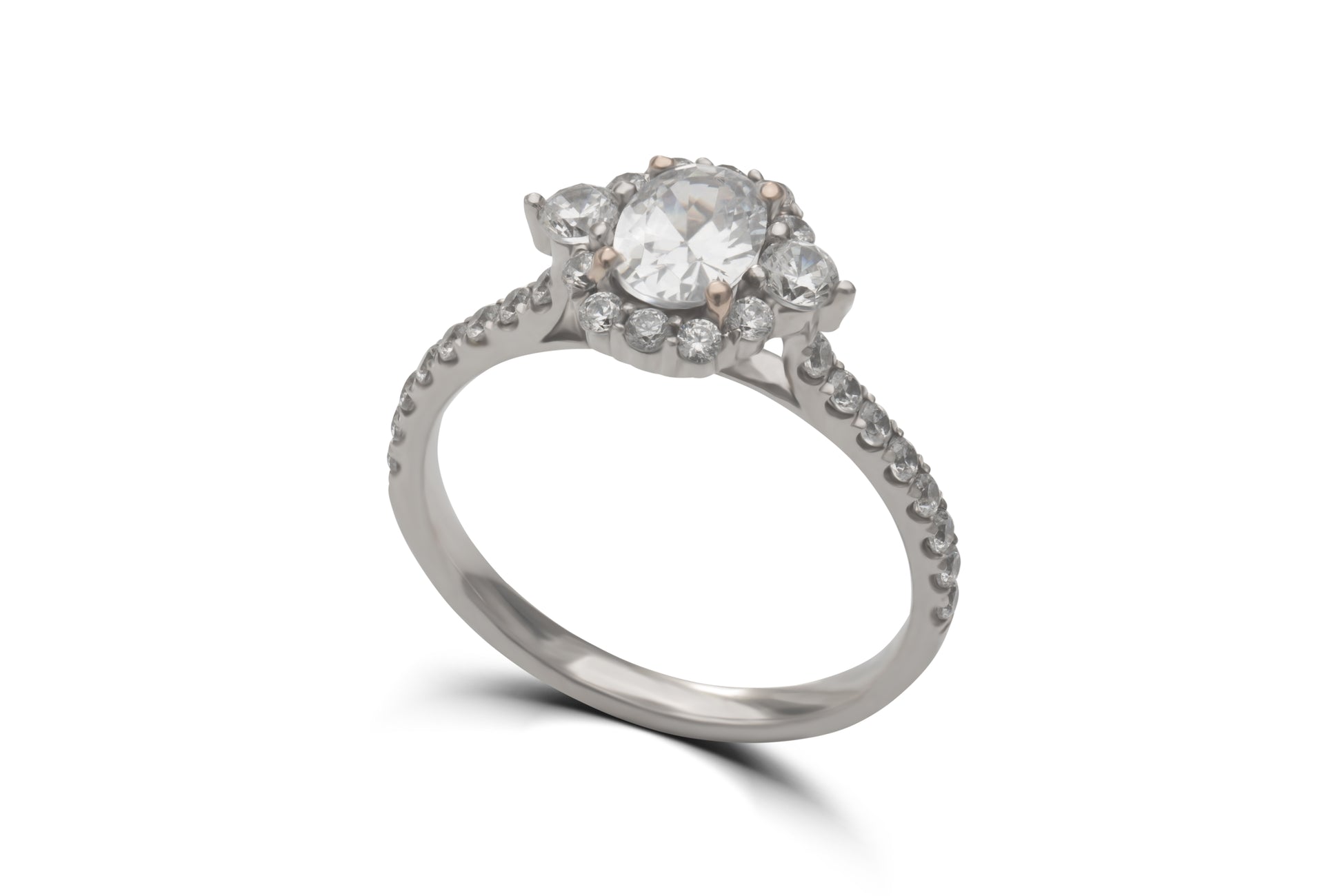 Verlobungsring Charlotte mit 0.70ct ovalem Diamanten & personalisierbarem Gold-Initial – verfügbar in München & Augsburg