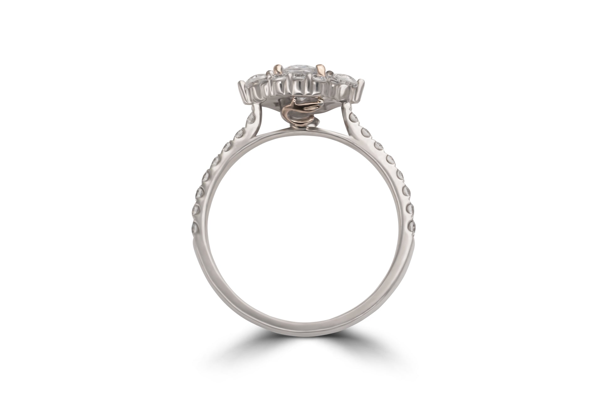 Verlobungsring Charlotte mit 0.70ct ovalem Diamanten & personalisierbarem Gold-Initial – verfügbar in München & Augsburg