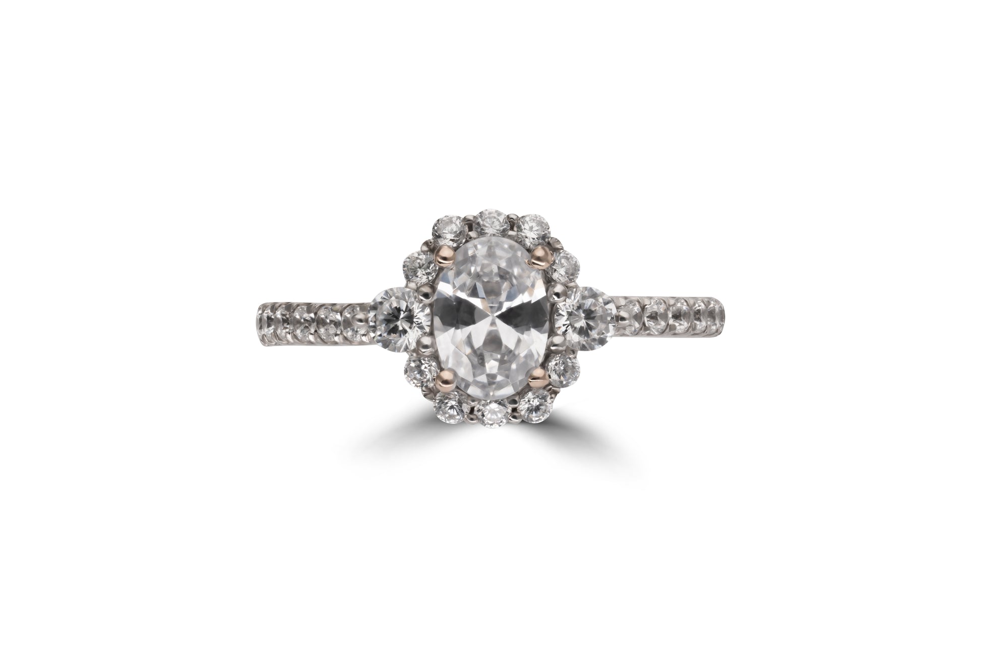Verlobungsring Charlotte mit 0.70ct ovalem Diamanten & personalisierbarem Gold-Initial – verfügbar in München & Augsburg