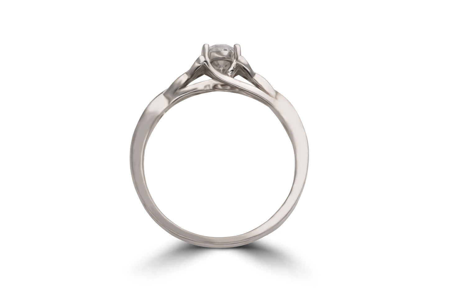 Verlobungsring Emilia mit 0.50ct ovalem Diamant & keltischer Ringschiene – erhältlich in München & Augsburg