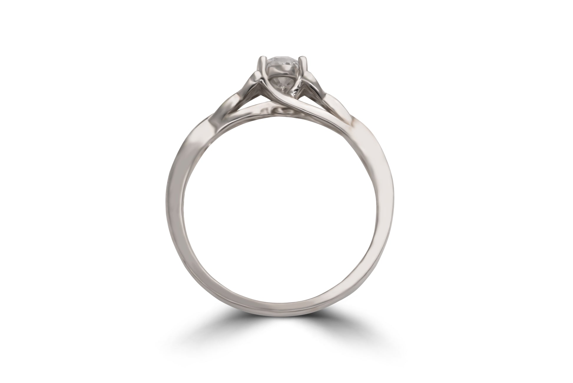 Verlobungsring Emilia mit 0.50ct ovalem Diamant & keltischer Ringschiene – erhältlich in München & Augsburg
