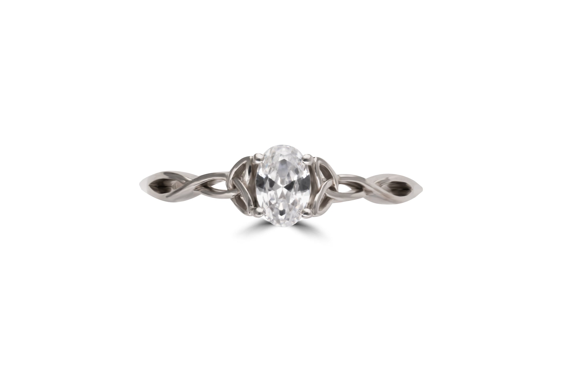 Verlobungsring Emilia mit 0.50ct ovalem Diamant & keltischer Ringschiene – erhältlich in München & Augsburg