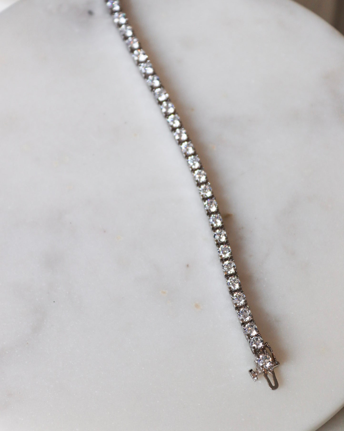 Diamond tennis bracelets in white gold - timeless elegance