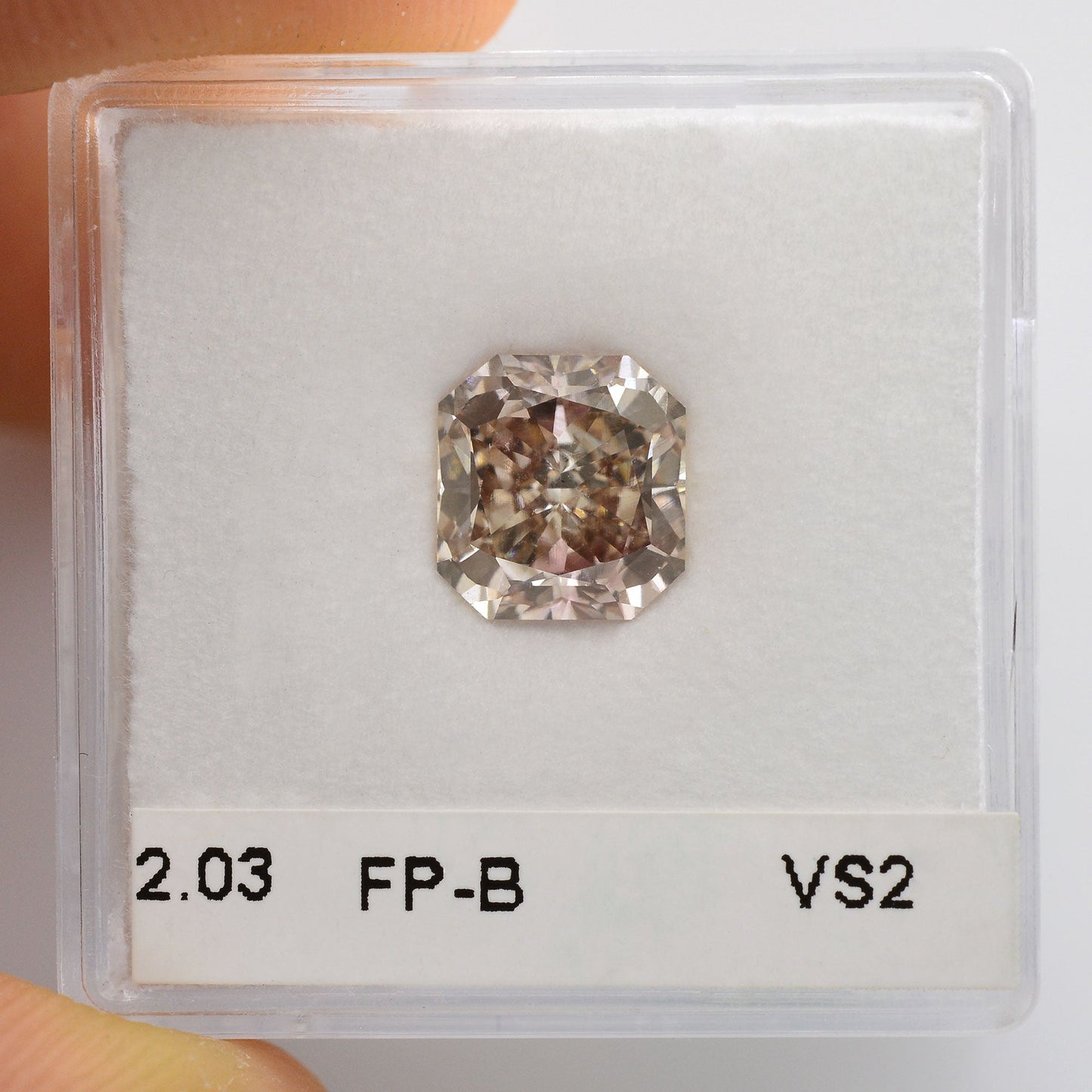 2,03 Karat Fancy Pinkish Brown Radiant VS2 GIA