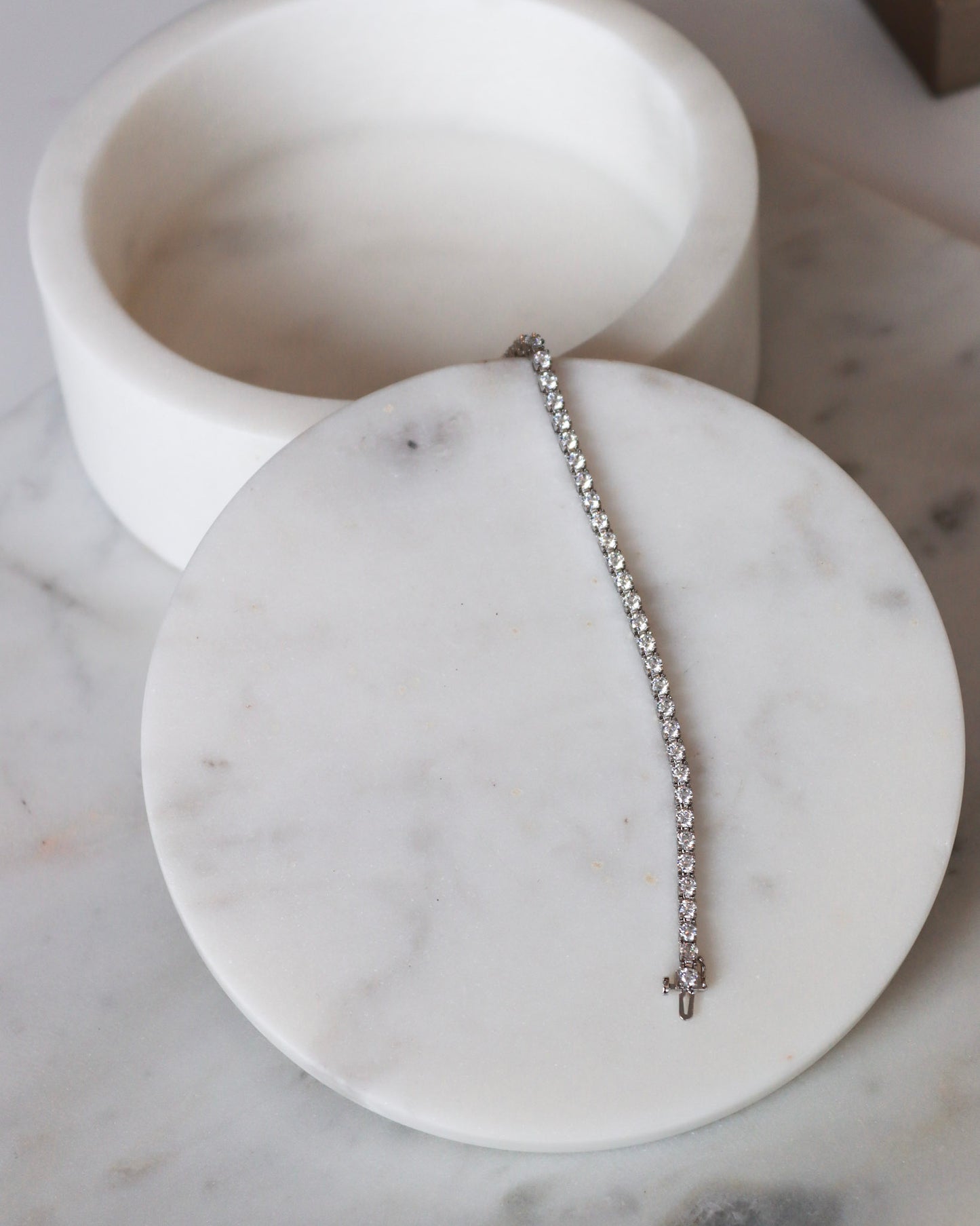 Diamond tennis bracelets in white gold - timeless elegance