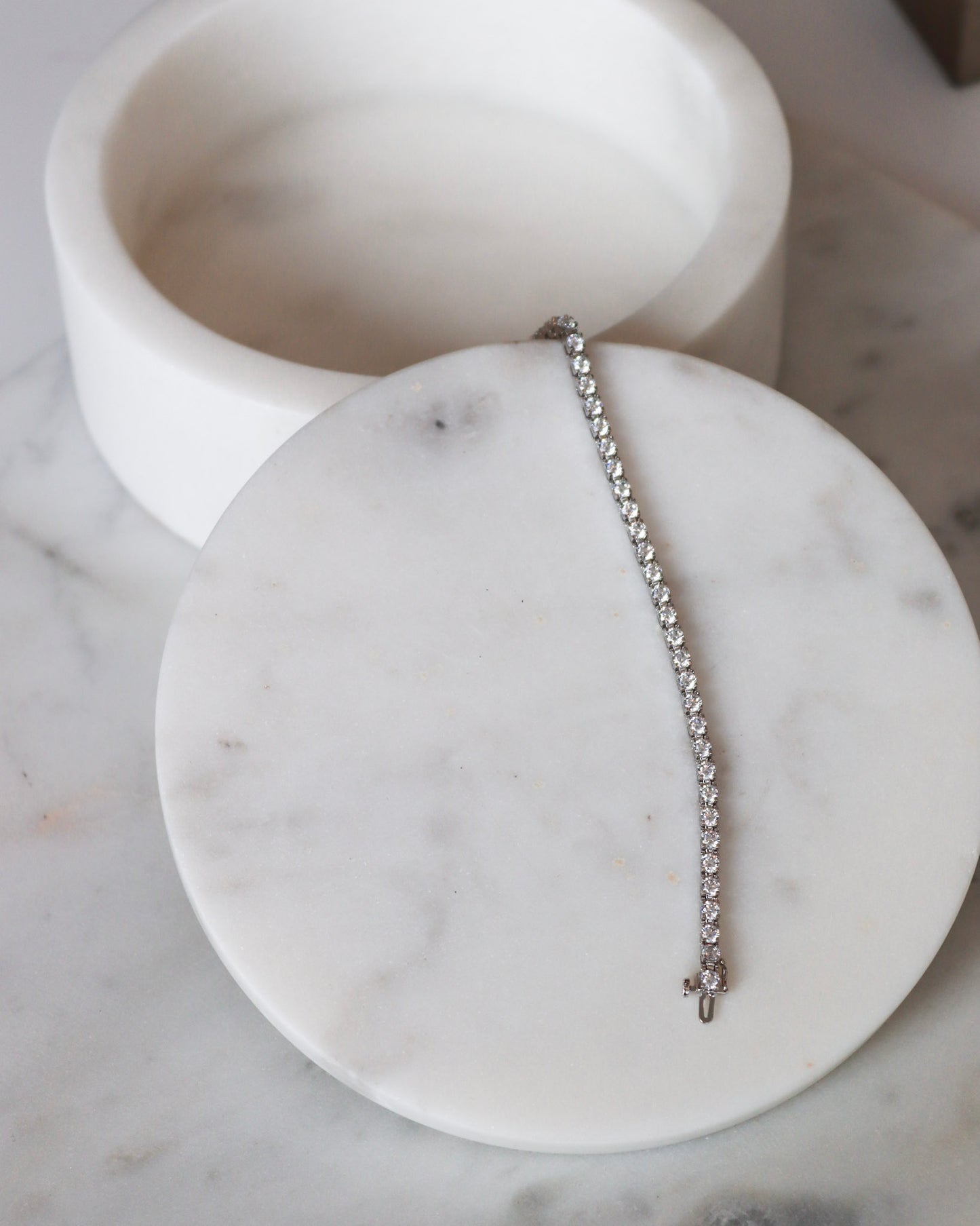 Diamond tennis bracelets in white gold - timeless elegance