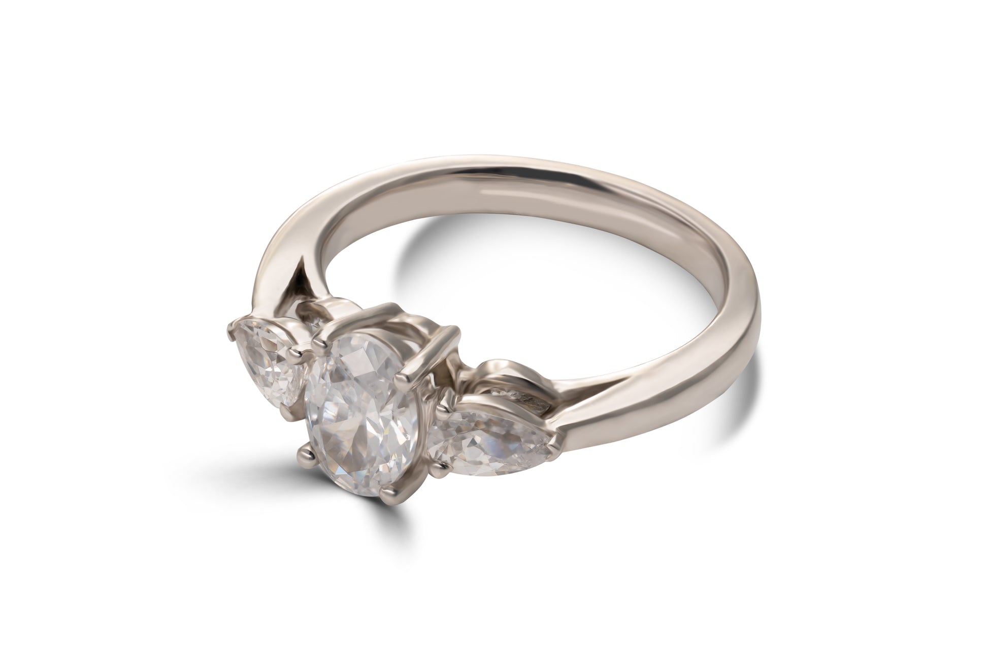 Verlobungsring Odette mit 0.5ct ovalem Diamant & Pear-Diamanten – romantisches Triology-Design in München & Augsburg
