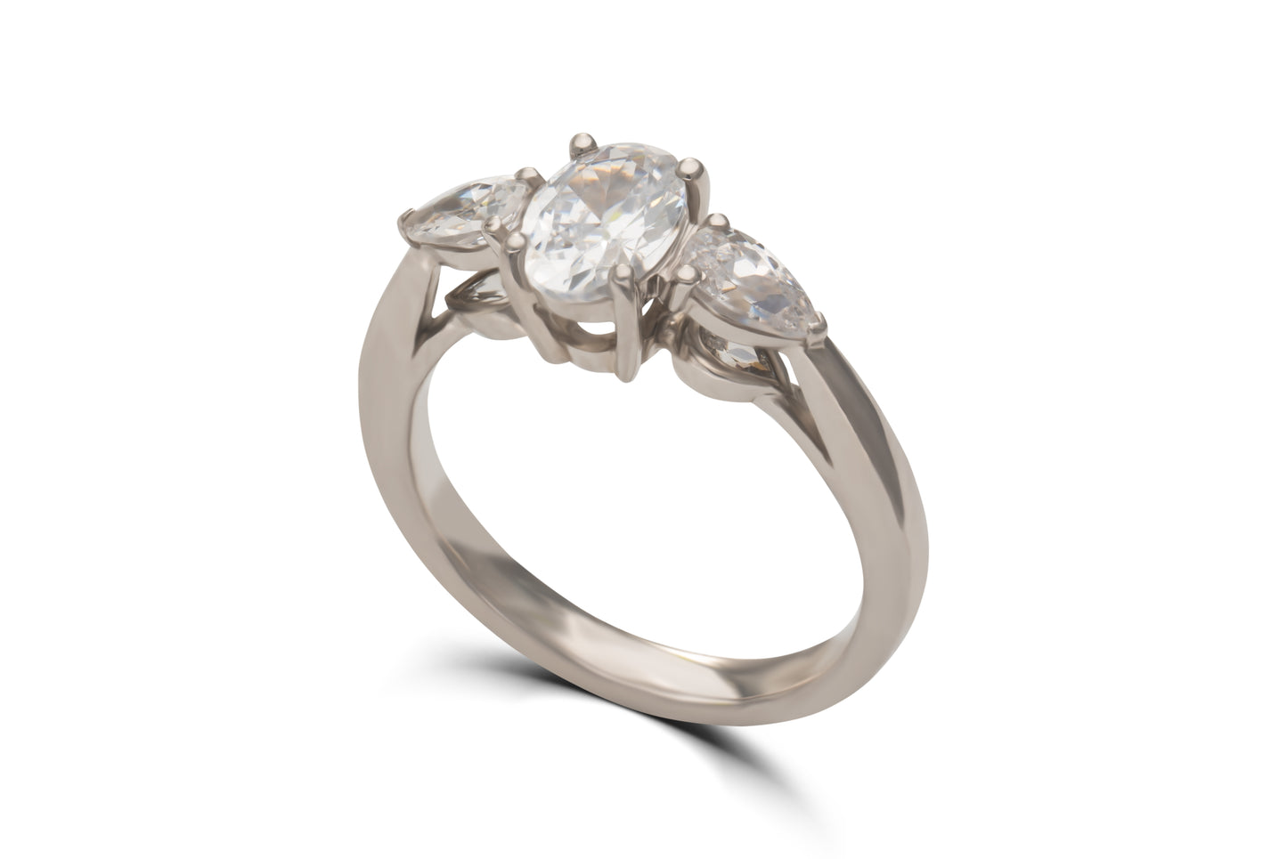 Verlobungsring Odette mit 0.5ct ovalem Diamant & Pear-Diamanten – romantisches Triology-Design in München & Augsburg