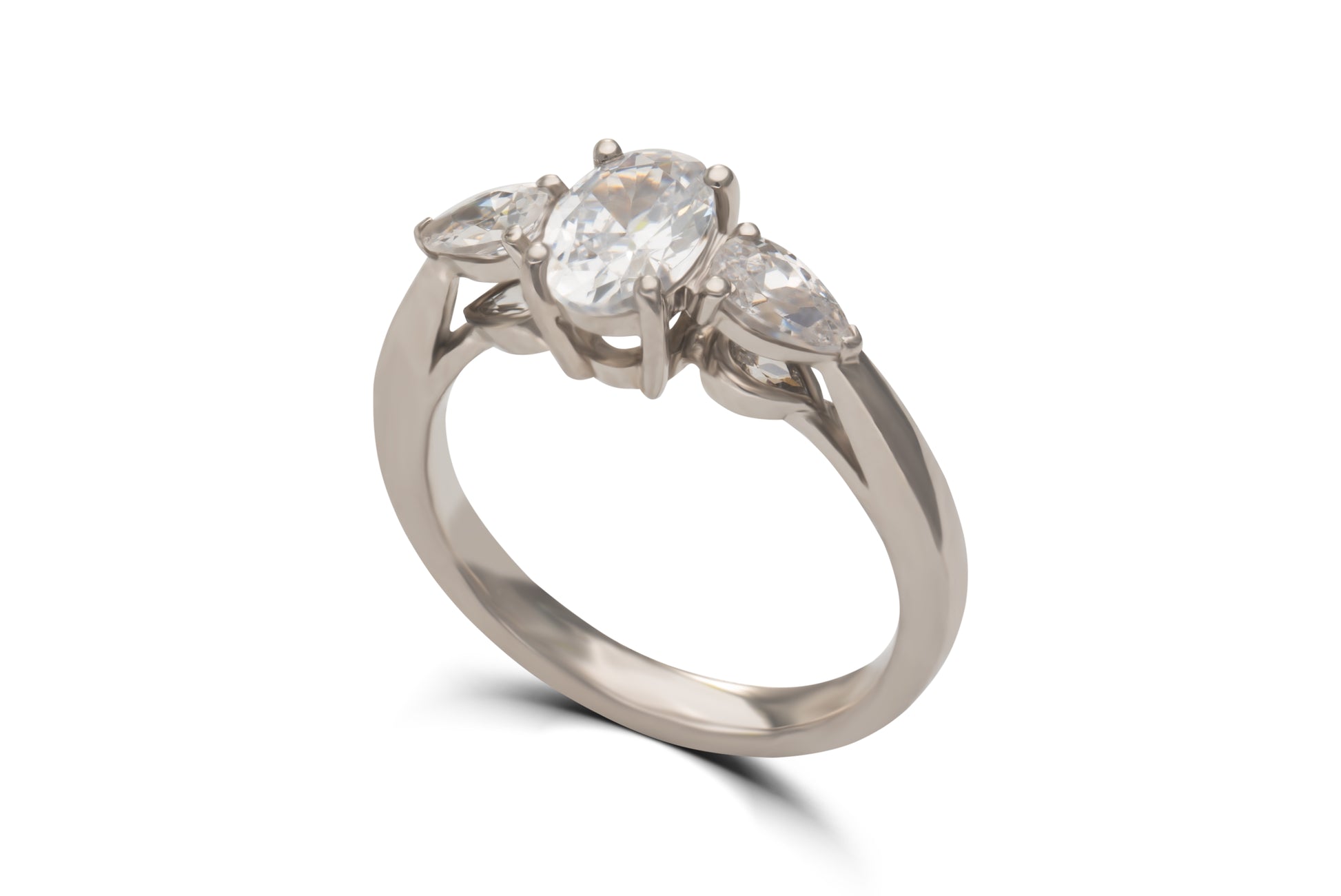 Verlobungsring Odette mit 0.5ct ovalem Diamant & Pear-Diamanten – romantisches Triology-Design in München & Augsburg