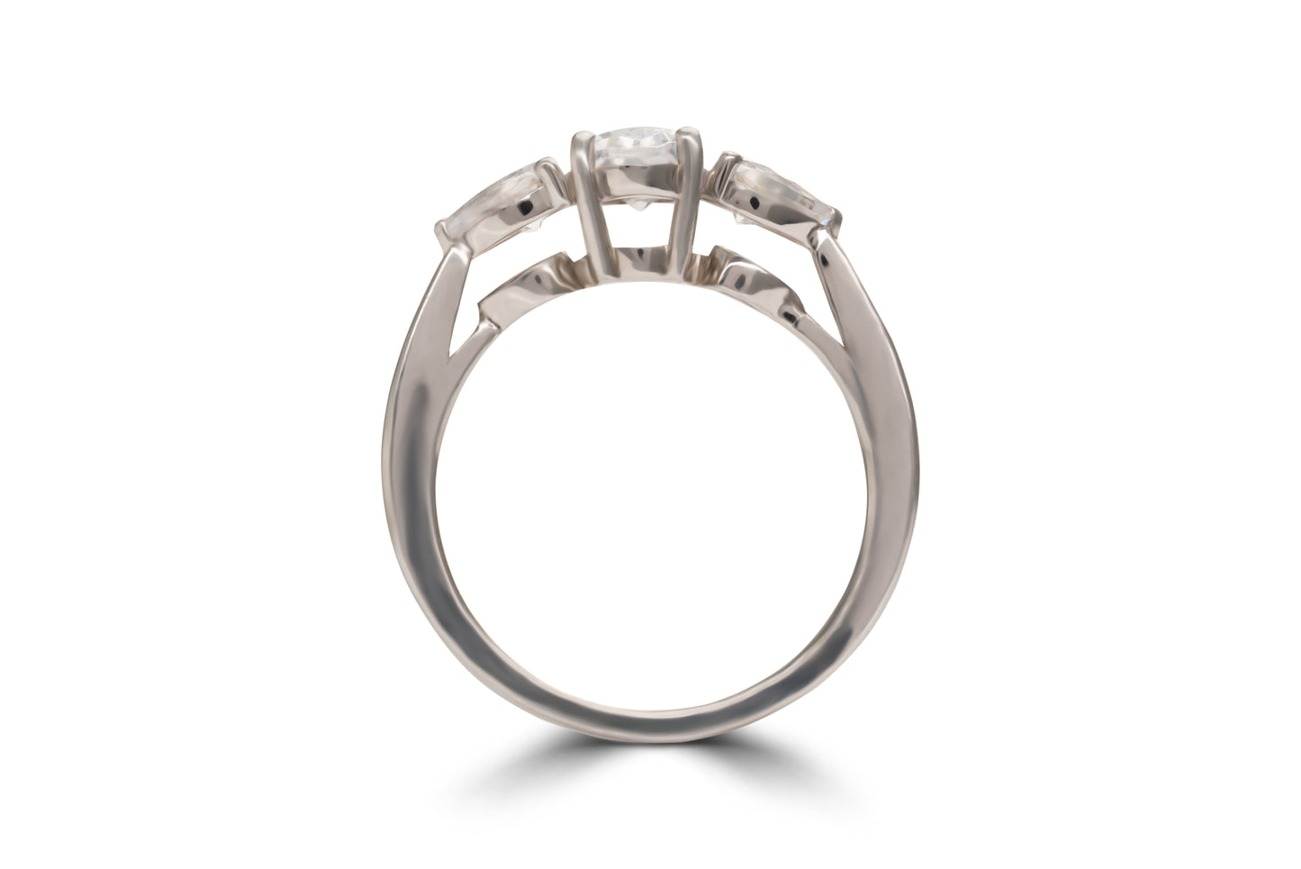 Verlobungsring Odette mit 0.5ct ovalem Diamant & Pear-Diamanten – romantisches Triology-Design in München & Augsburg