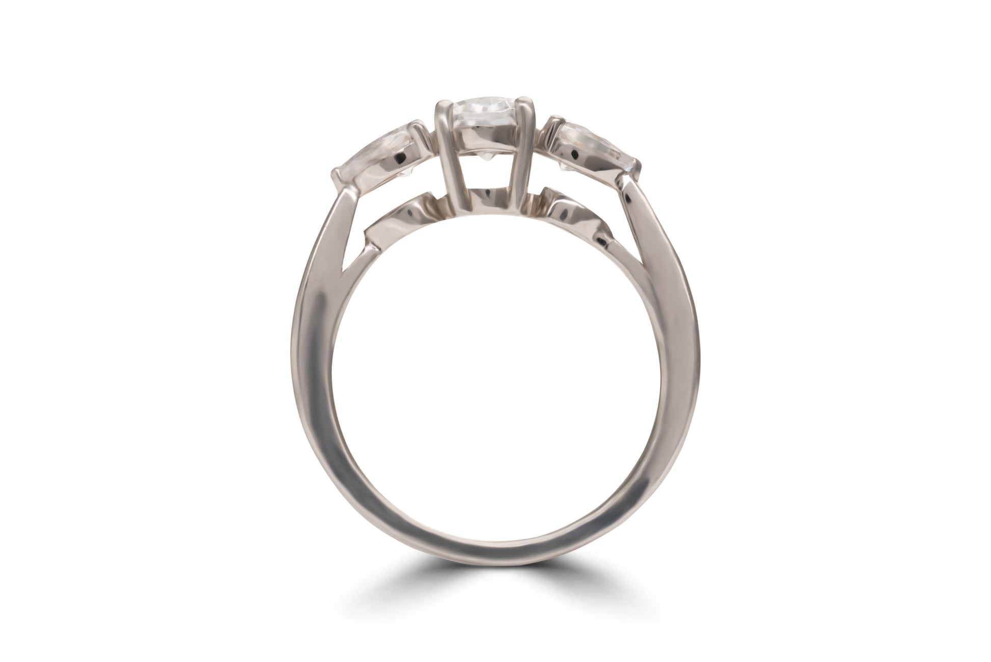 Verlobungsring Odette mit 0.5ct ovalem Diamant & Pear-Diamanten – romantisches Triology-Design in München & Augsburg