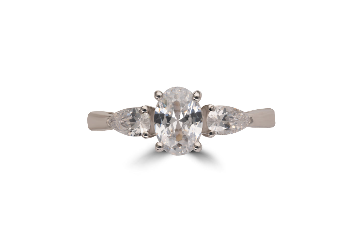 Verlobungsring Odette mit 0.5ct ovalem Diamant & Pear-Diamanten – romantisches Triology-Design in München & Augsburg