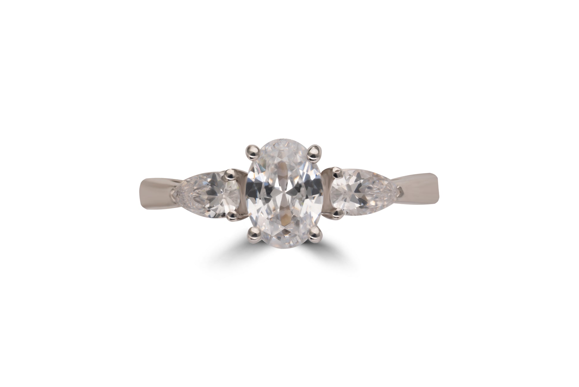 Verlobungsring Odette mit 0.5ct ovalem Diamant & Pear-Diamanten – romantisches Triology-Design in München & Augsburg
