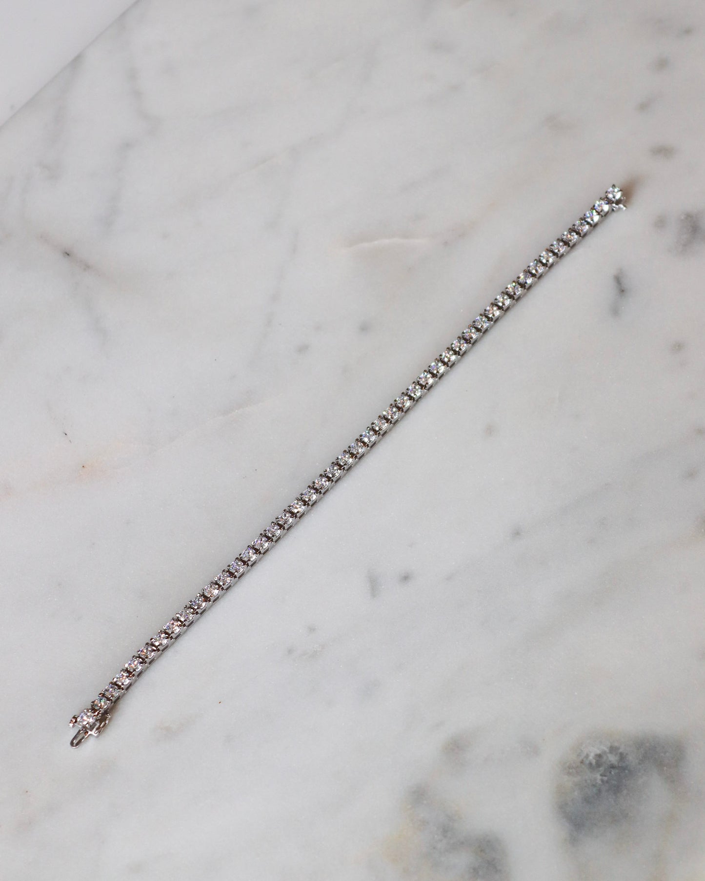 Diamond tennis bracelets in white gold - timeless elegance