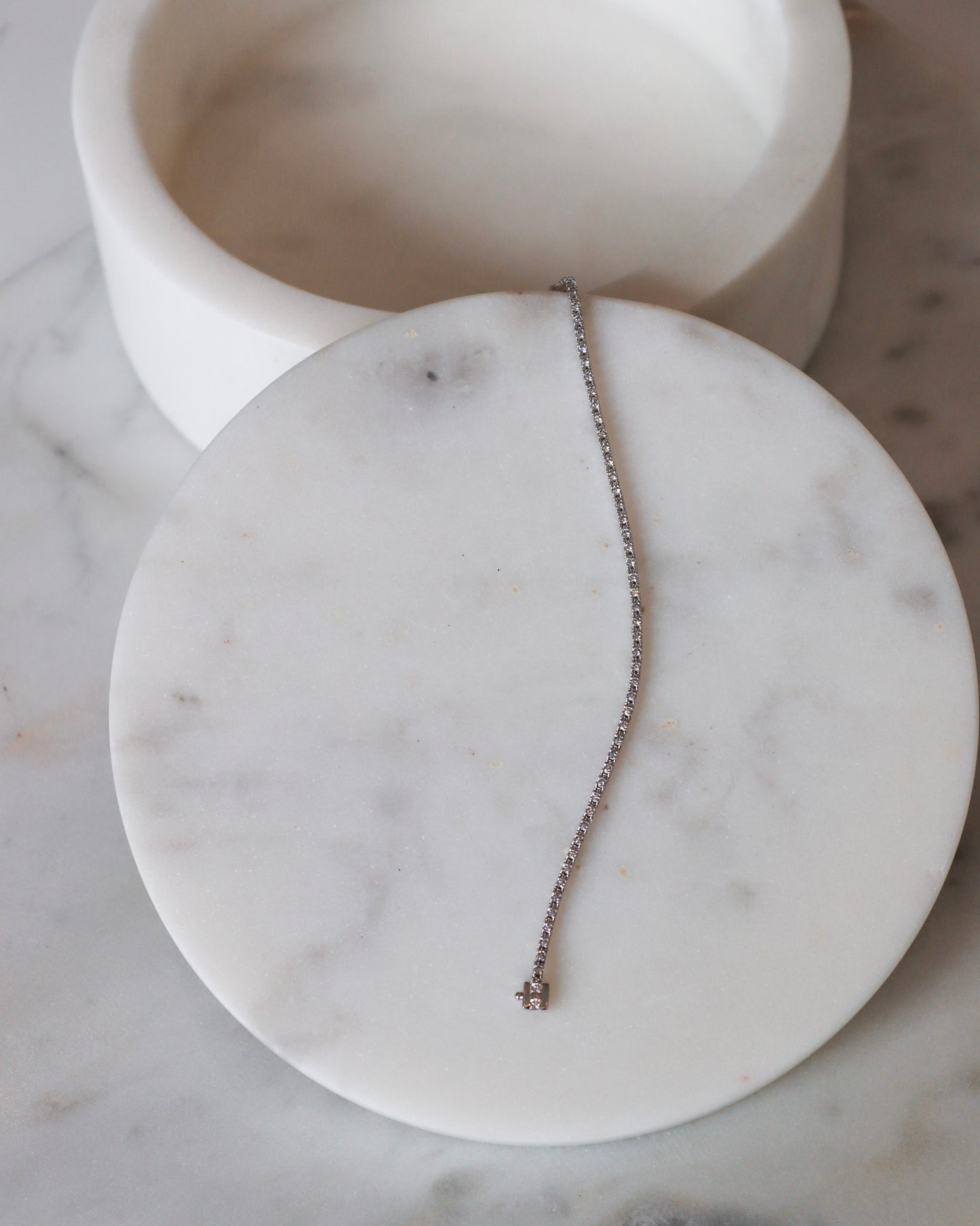 Diamond tennis bracelets in white gold - timeless elegance