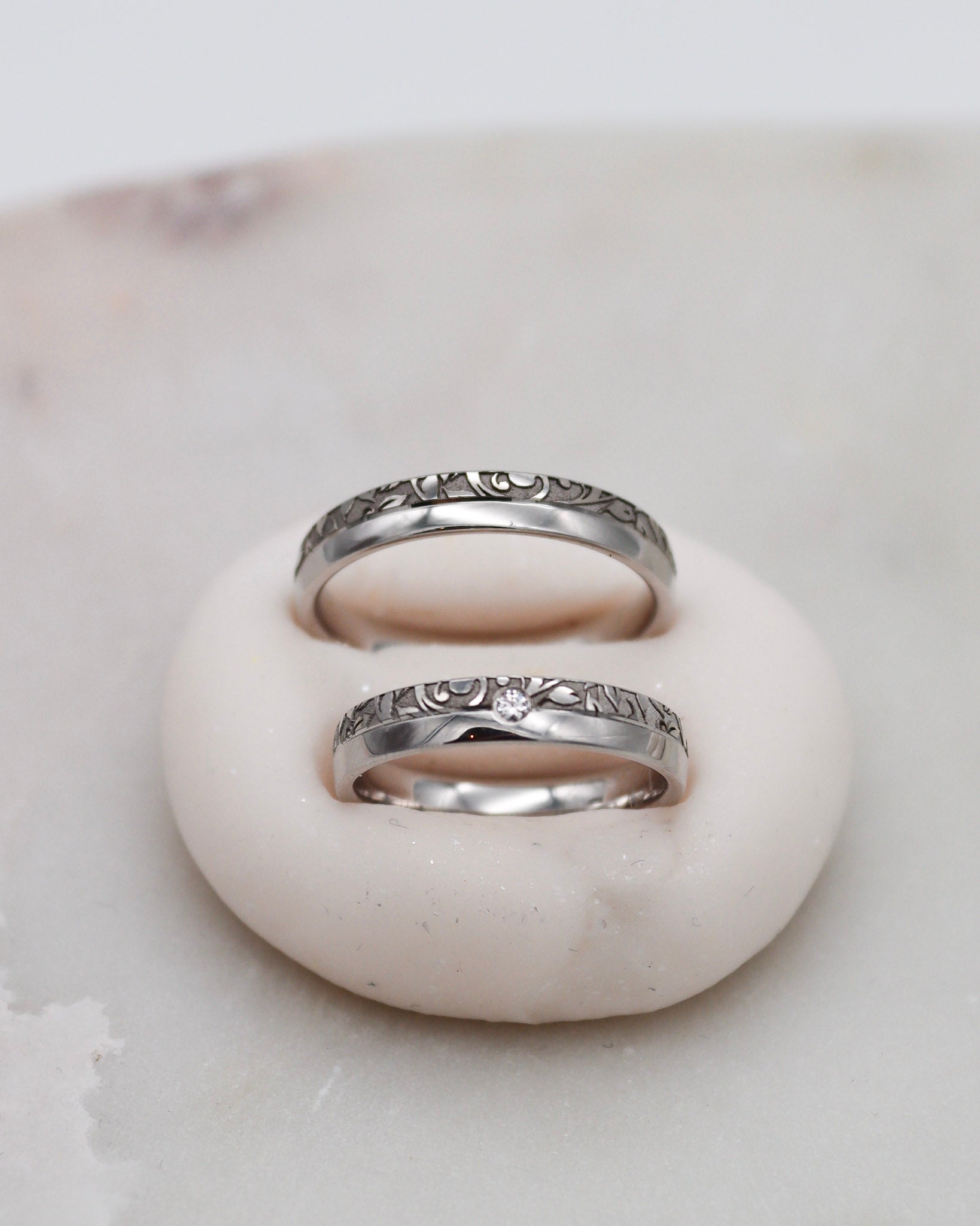Eheringe mit Blumenmuster, Fuge und 0.25ct Brillant in Weißgold