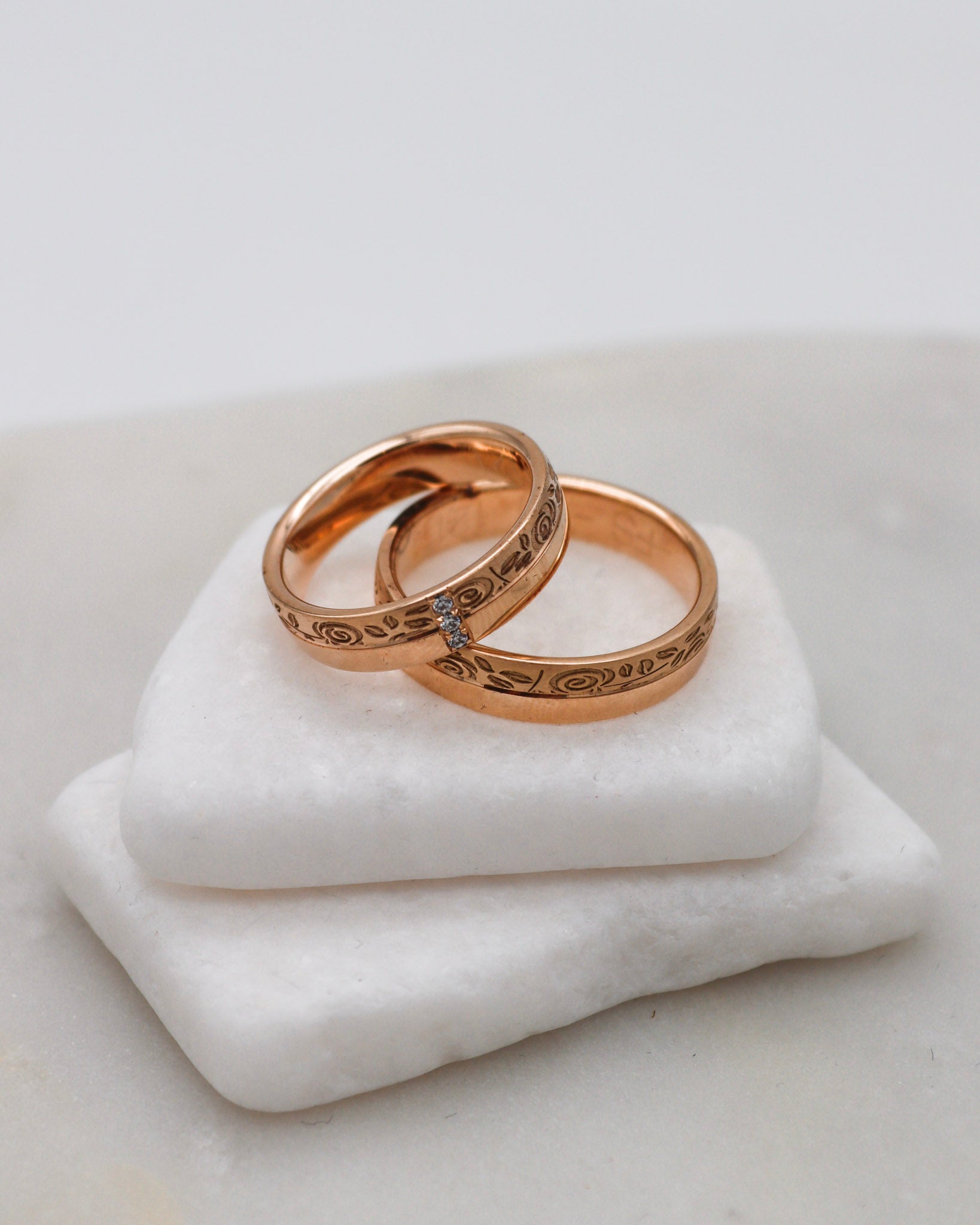 Eheringe mit Blumenmuster, Brillanten und Fuge in Apricotgold