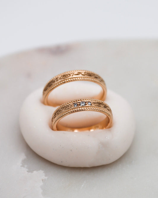 Eheringe mit Blumenmuster, Milgrain-Rand und Brillanten in Apricotgold