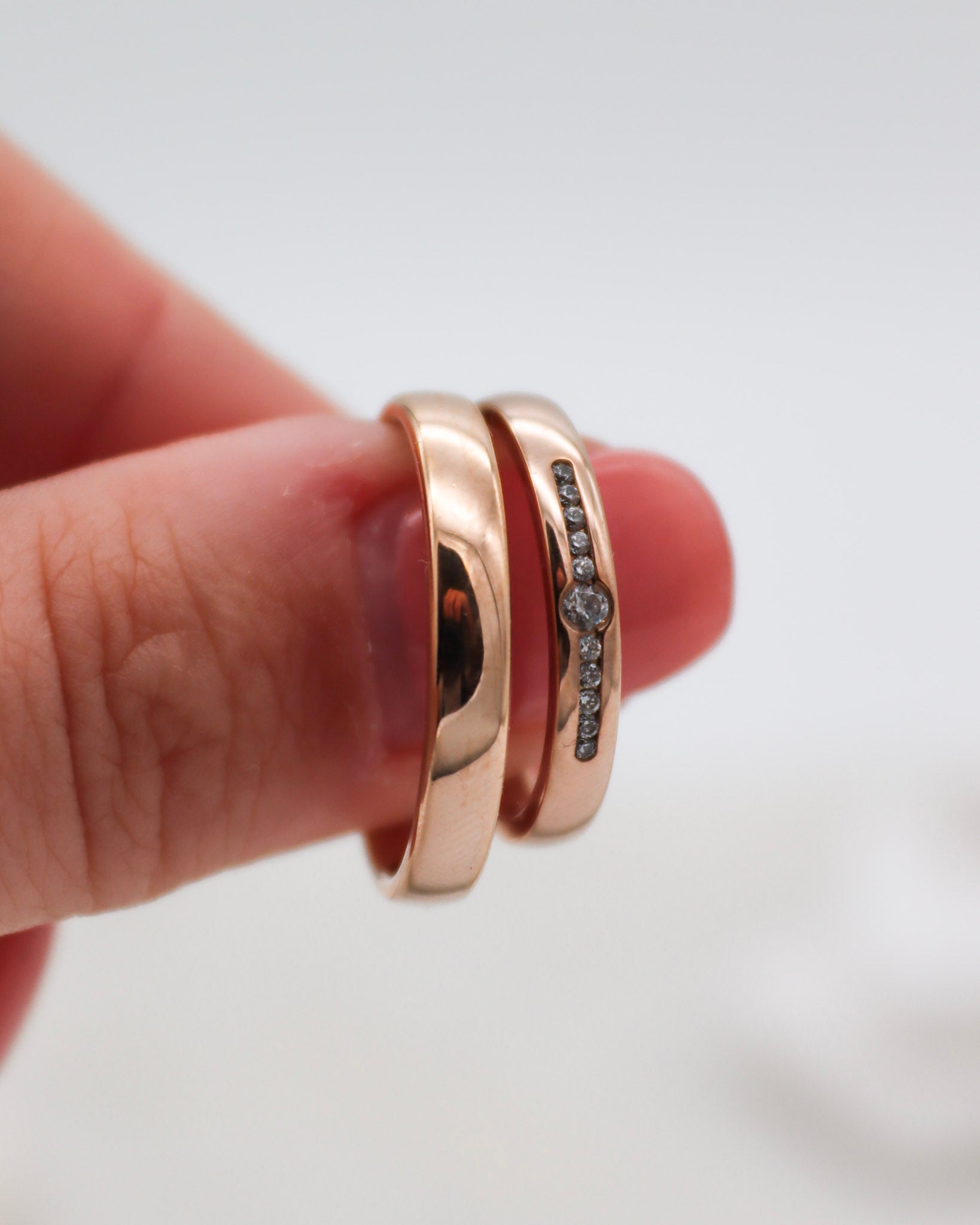 Eheringe in Haselnussgold mit polierter Oberfläche und umlaufendem Brillantbesatz