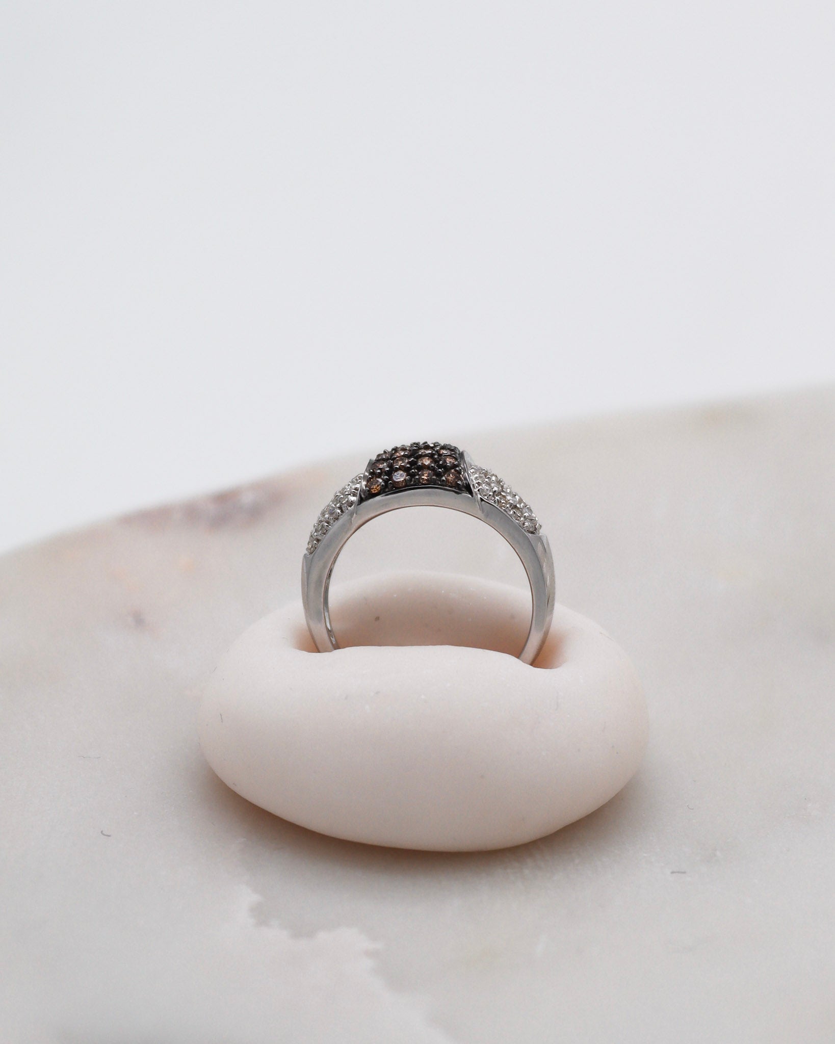 Vintage-Ring Edith mit 0.34ct braunen Diamanten & 0.43ct Brillanten in 585er Gelbgold & schwarzem Rhodium – erhältlich in München und Augsburg