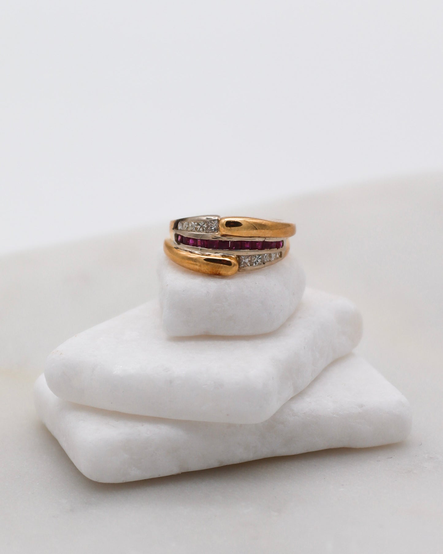 Vintage-Ring Cleo mit 0.40ct Rubinen & 0.40ct Brillanten im Princess Cut, gefasst in 585er Gelbgold – erhältlich in München und Augsburg