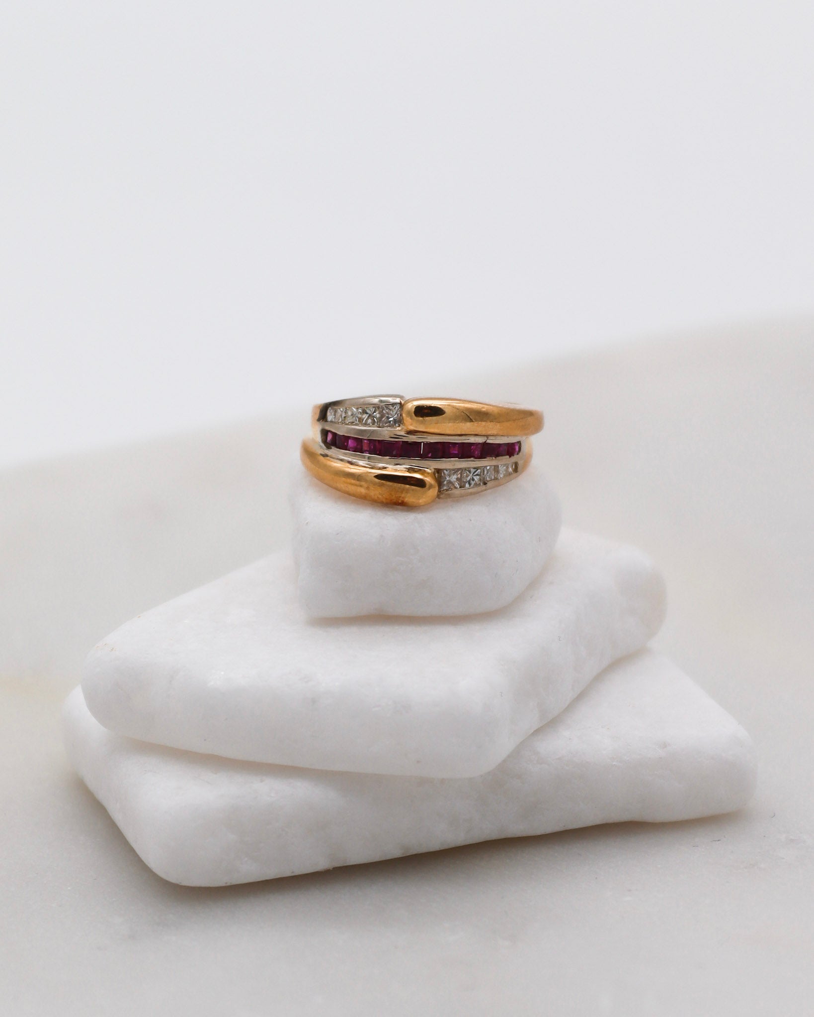 Vintage-Ring Cleo mit 0.40ct Rubinen & 0.40ct Brillanten im Princess Cut, gefasst in 585er Gelbgold – erhältlich in München und Augsburg