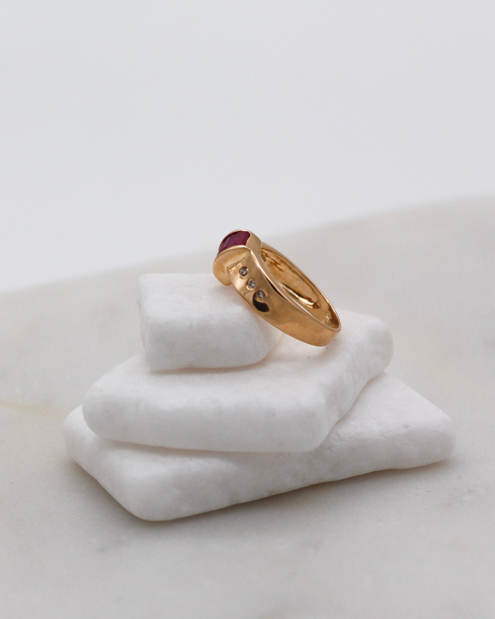 Vintage-Ring Joni mit 0.95ct Rubinen & 0.08ct Brillanten in 585er Gelbgold, Invisible & Bezel Setting – erhältlich in München und Augsburg