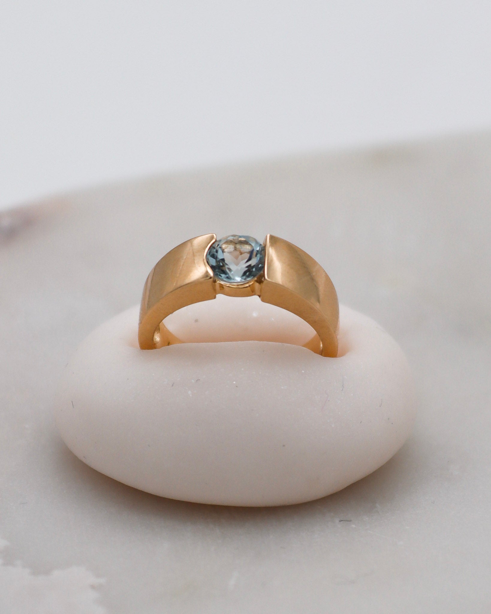 Vintage-Ring Julie mit 0.5ct rundem Aquamarin und Spangring-Fassung in 585er Gelbgold – erhältlich in München und Augsburg