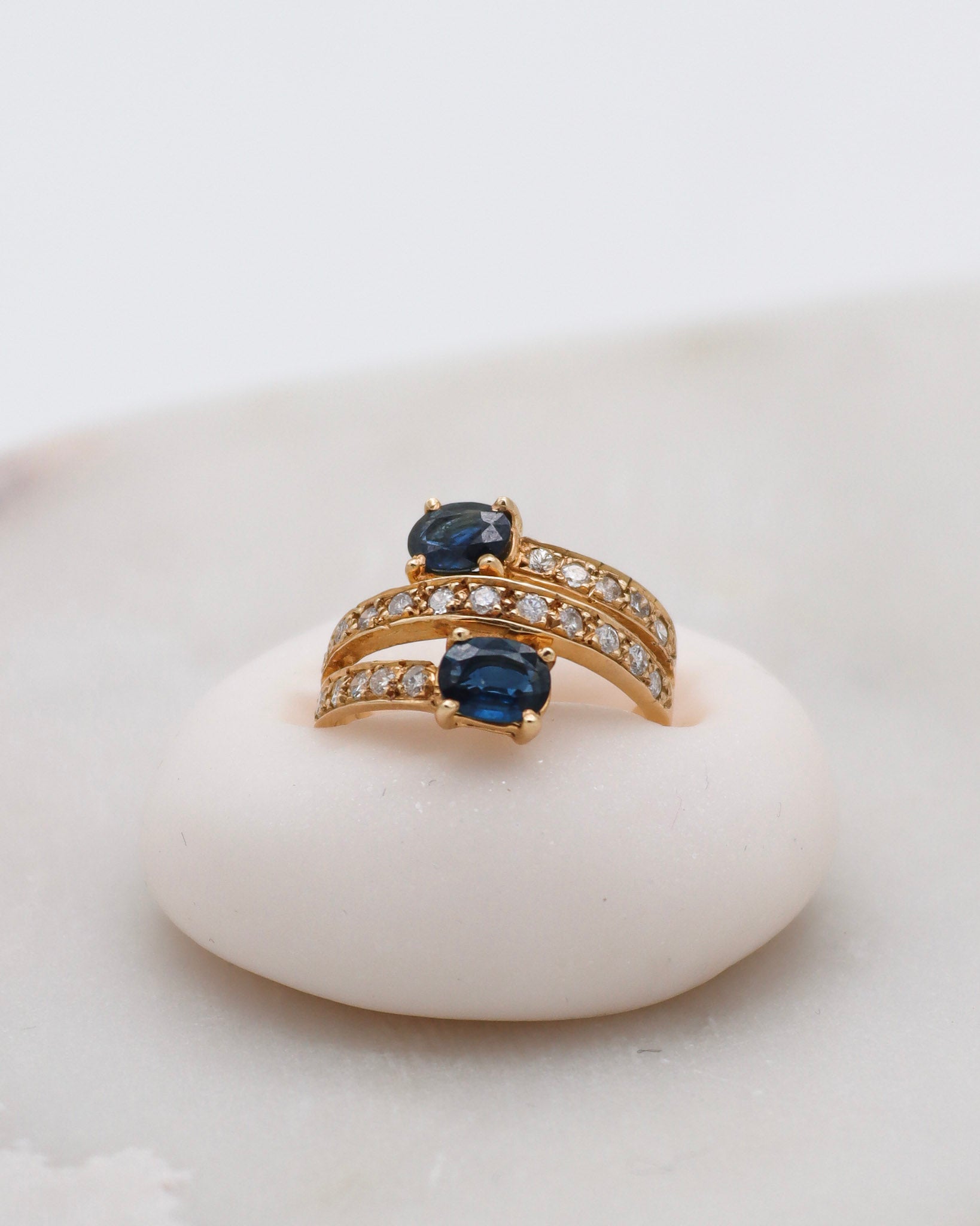Vintage-Ring Shirley mit 0.80ct Saphiren & 0.42ct Brillanten, geteilte Ringschiene aus 585er Gelbgold – erhältlich in München und Augsburg

