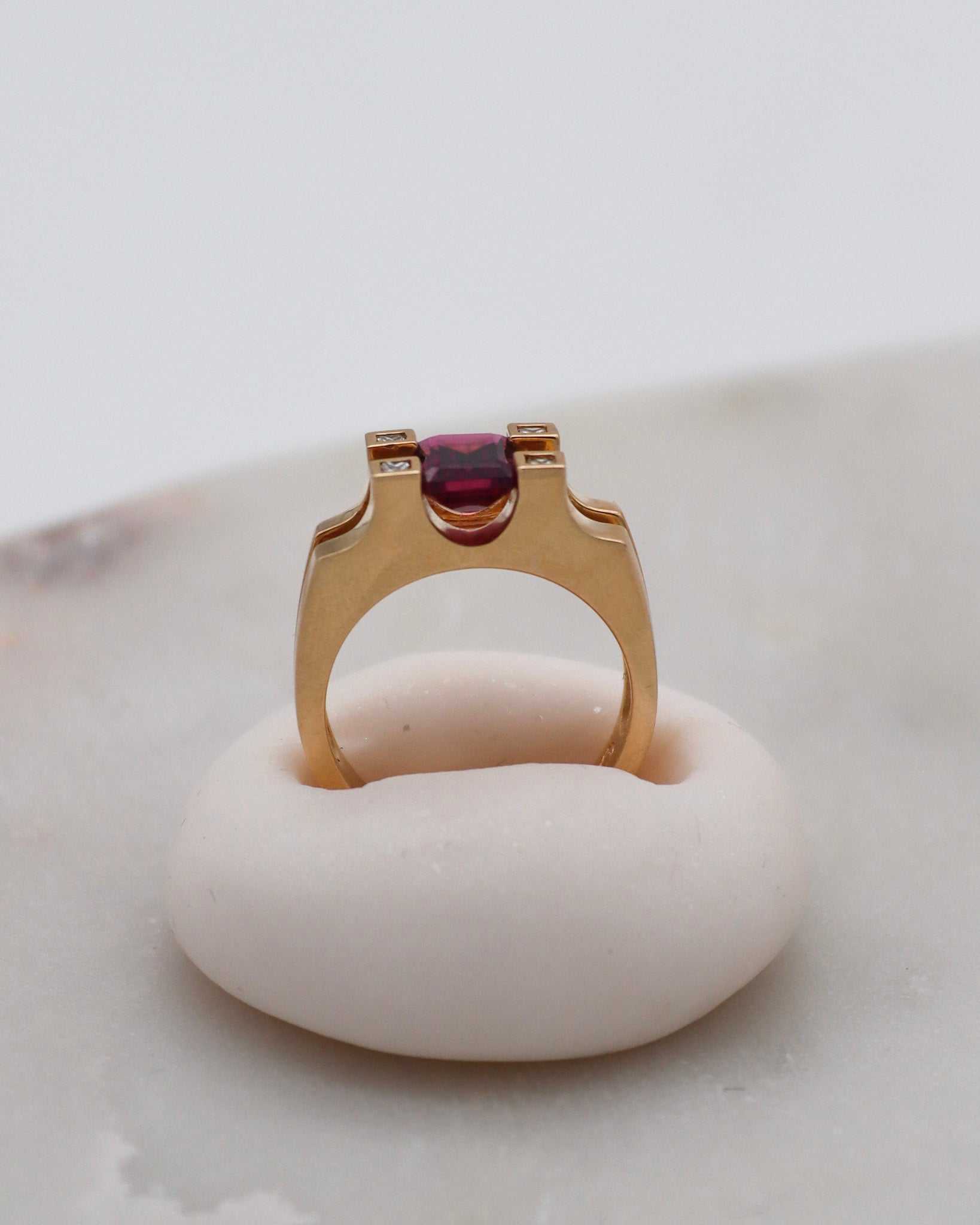 Vintage-Ring Golda mit 0.5ct Marquise-Granat, Halo aus Brillanten & weiteren Granaten in 585er Gelbgold – erhältlich in München und Augsburg


