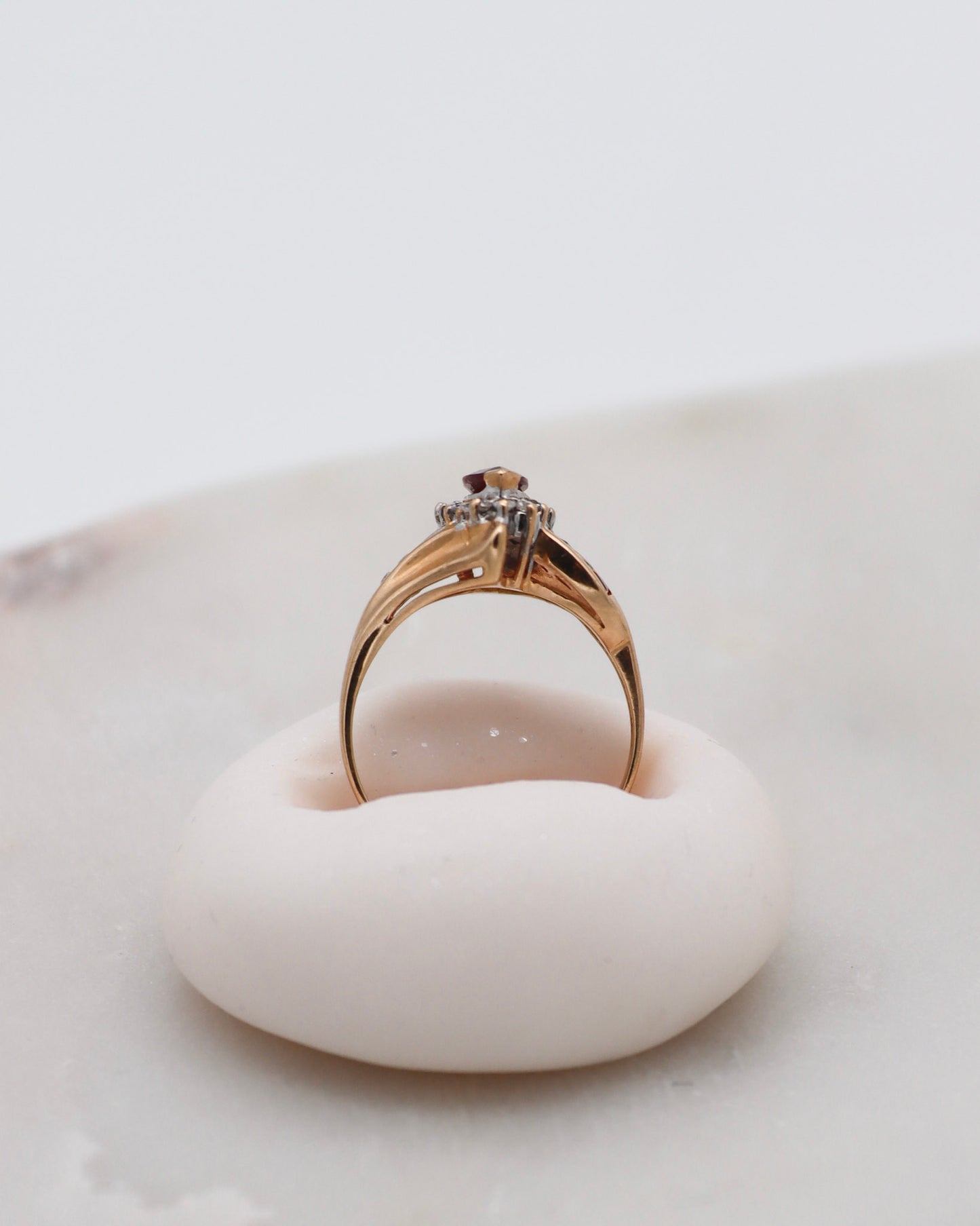 Vintage-Ring Claudia mit Granat und Diamanten in Gelbgold