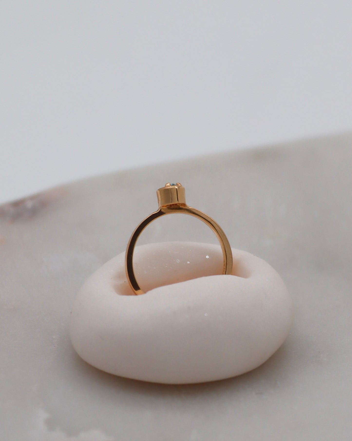 Vintage-Ring Patsy mit 0.20ct marquiseschliffenem Topas in Hybridfassung aus 585er Gelbgold – erhältlich in München und Augsburg