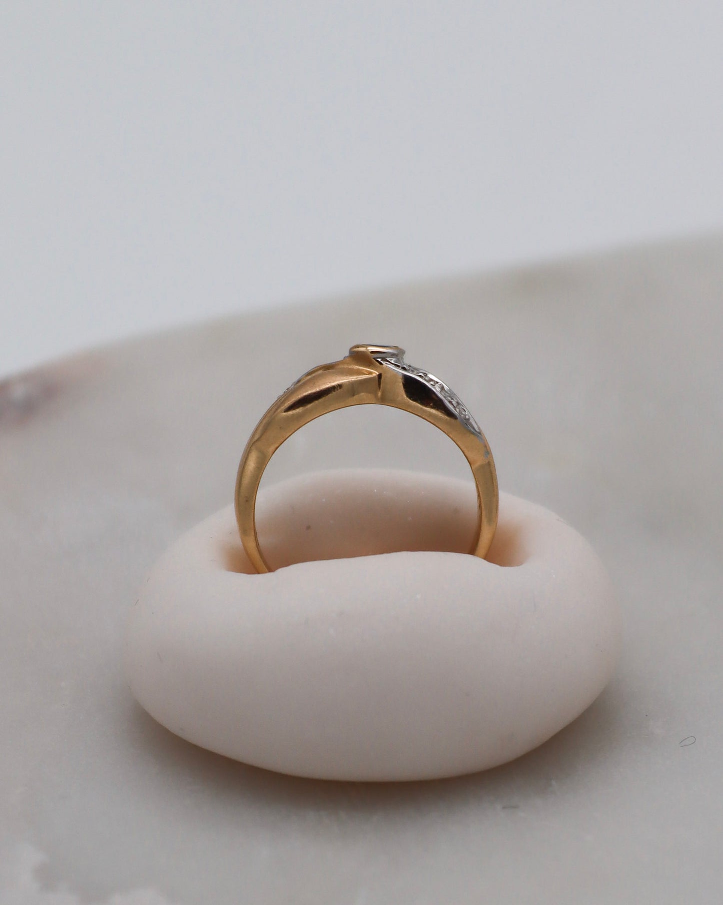 Vintage-Ring Margarethe mit 0.16ct Saphir & 0.08ct Brillanten in matter Bicolor-Optik aus 585er Gelb- und Weißgold – erhältlich in München und Augsburg
