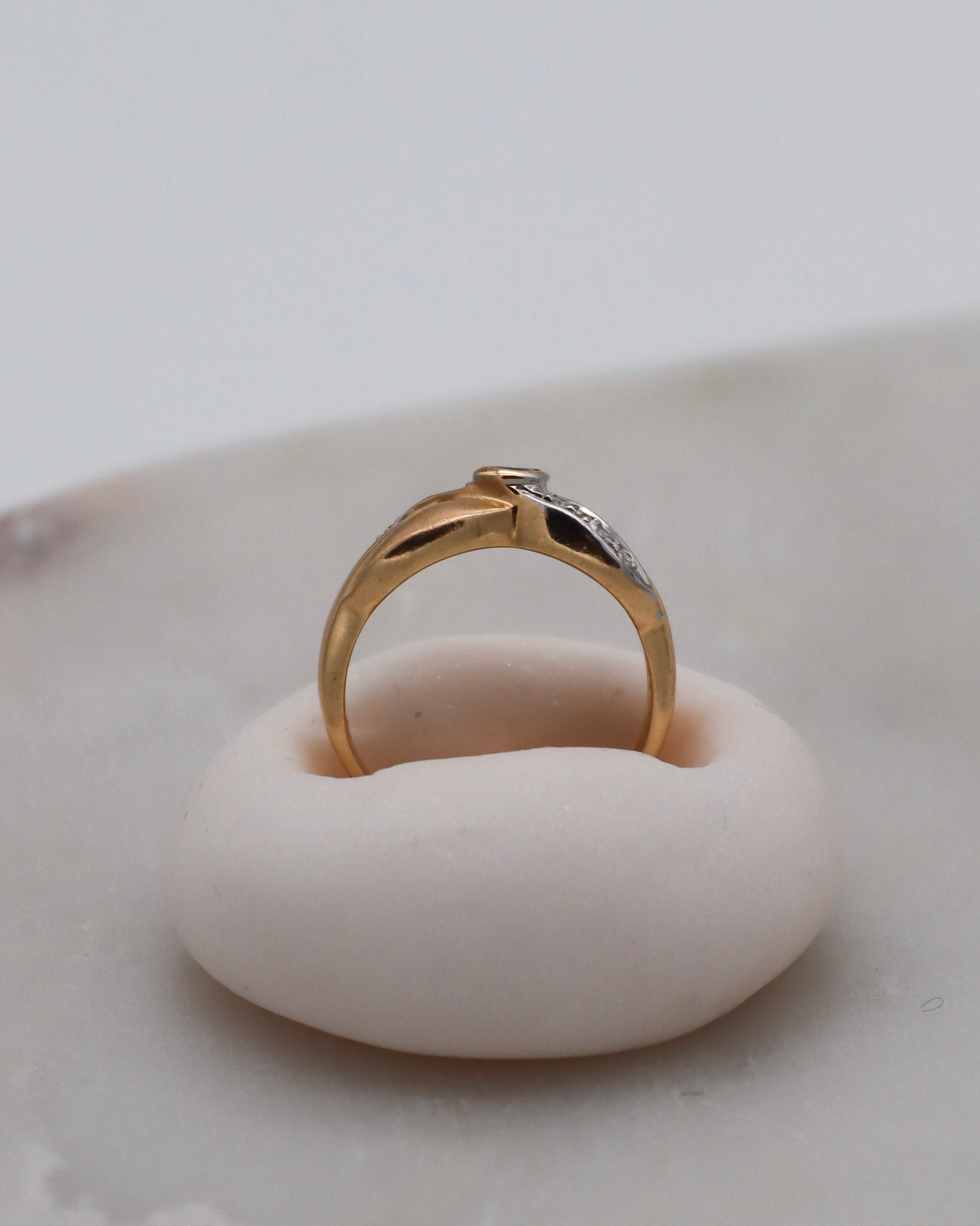 Vintage-Ring Margarethe mit 0.16ct Saphir & 0.08ct Brillanten in matter Bicolor-Optik aus 585er Gelb- und Weißgold – erhältlich in München und Augsburg