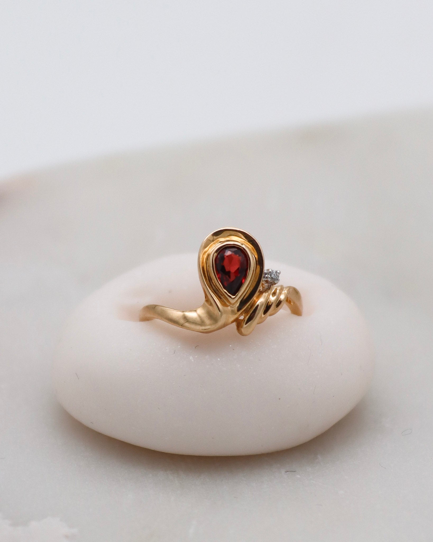 Vintage-Ring Helen mit 0.20ct Pear-Granat & 0.01ct Diamant in Bezel-Fassung aus 585er Gelbgold – erhältlich in München und Augsburg