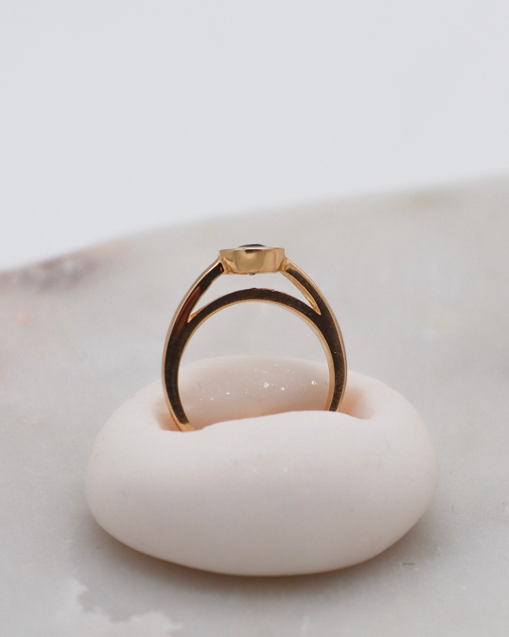 Vintage-Ring Debbie mit 0.70ct grünem Turmalin in Bezel-Fassung und Cathedral-Stil, gefertigt aus 585er Gelbgold – erhältlich in München und Augsburg