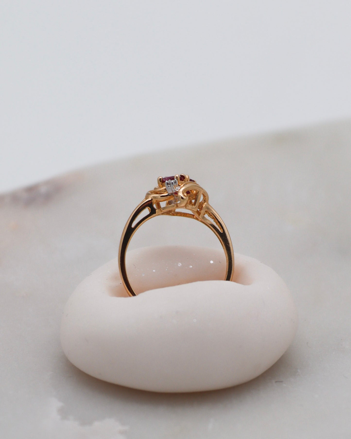 Vintage-Ring Rita mit 0.50ct Rubinen & 0.02ct Brillanten im Ovalschliff, gefasst in 585er Gelbgold – erhältlich in München und Augsburg