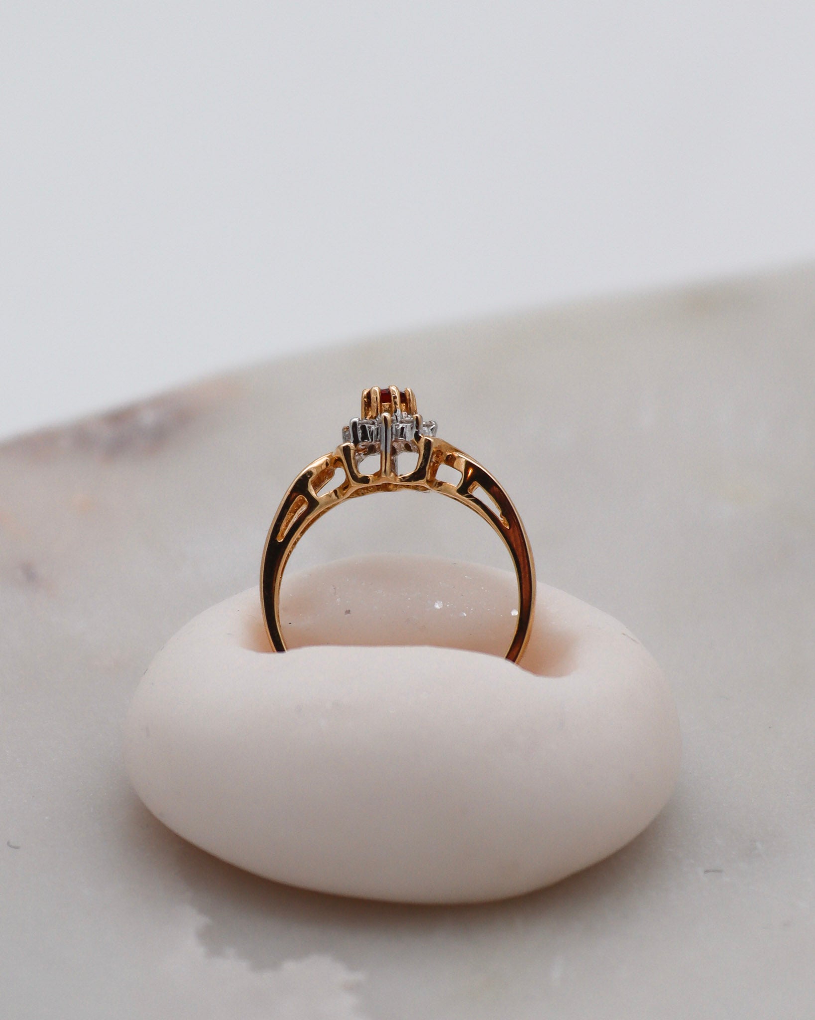 Vintage-Ring Alma mit 0.05ct Granat & 0.08ct Diamanten, gedrehte Ringschiene in 585er Gelbgold – erhältlich in München und Augsburg