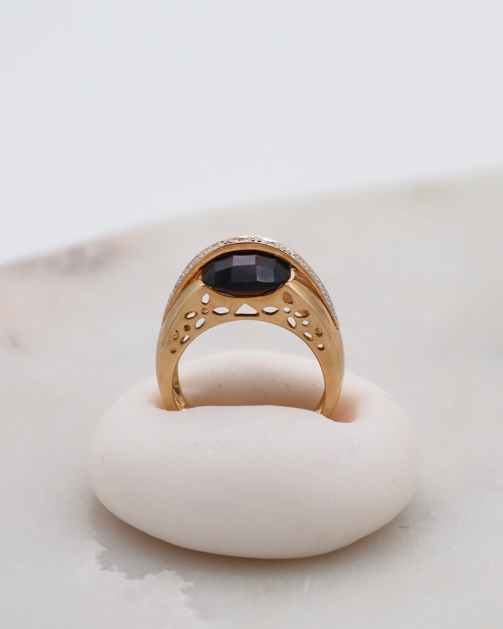 Vintage-Ring Catherine mit 3ct Cushion-Granat & 0.06ct Brillanten in 585er Gelbgold, asymmetrisches Design – erhältlich in München und Augsburg
