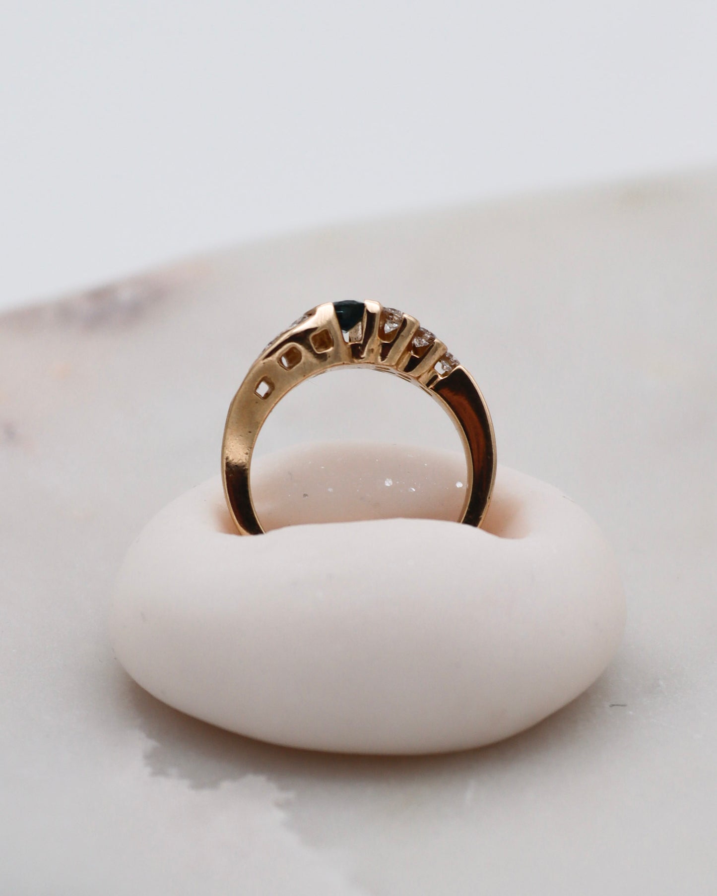 Vintage-Ring Doris mit 0.65ct Saphir & 0.50ct Brillanten in 585/-Gelbgold, geschwungene Ringschiene – erhältlich in München und Augsburg