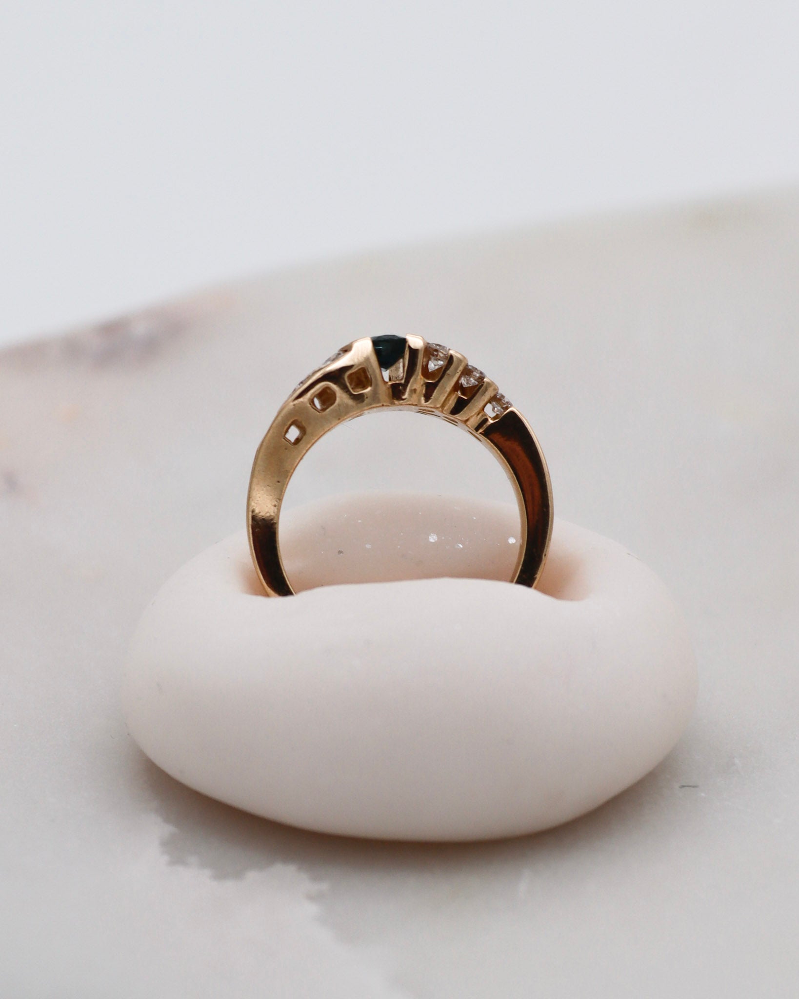 Vintage-Ring Doris mit 0.65ct Saphir & 0.50ct Brillanten in 585/-Gelbgold, geschwungene Ringschiene – erhältlich in München und Augsburg