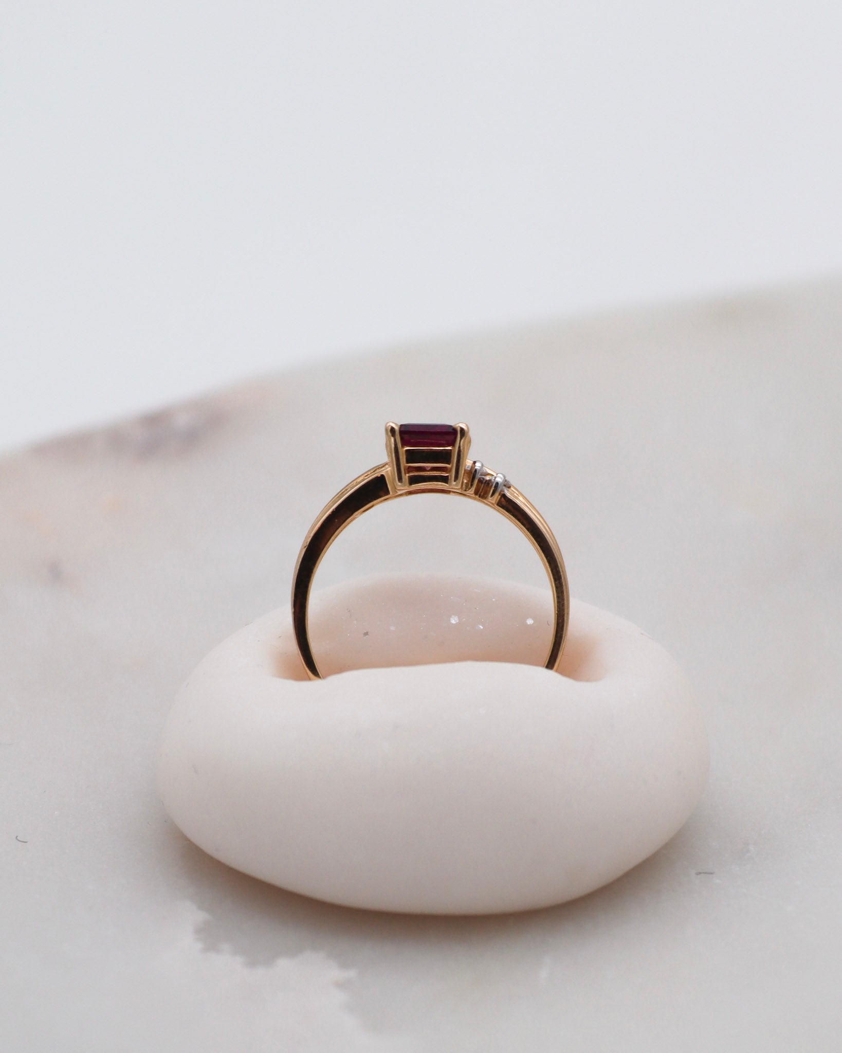Vintage-Ring Florence mit 0.5ct Rhodolith & 0.06ct Brillanten im Baguette-Design aus 585/-Gelbgold – erhältlich in München und Augsburg