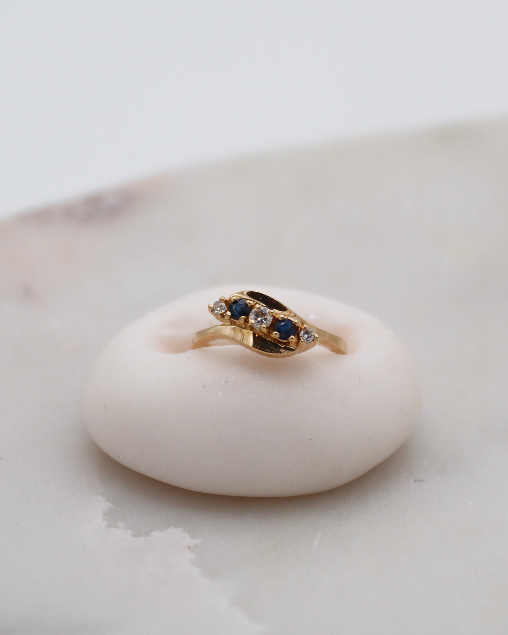 Vintage-Ring Gertrude mit 0.15ct Saphiren & 0.10ct Brillanten, florale Ringschiene aus 585/-Gelbgold – erhältlich in München und Augsburg