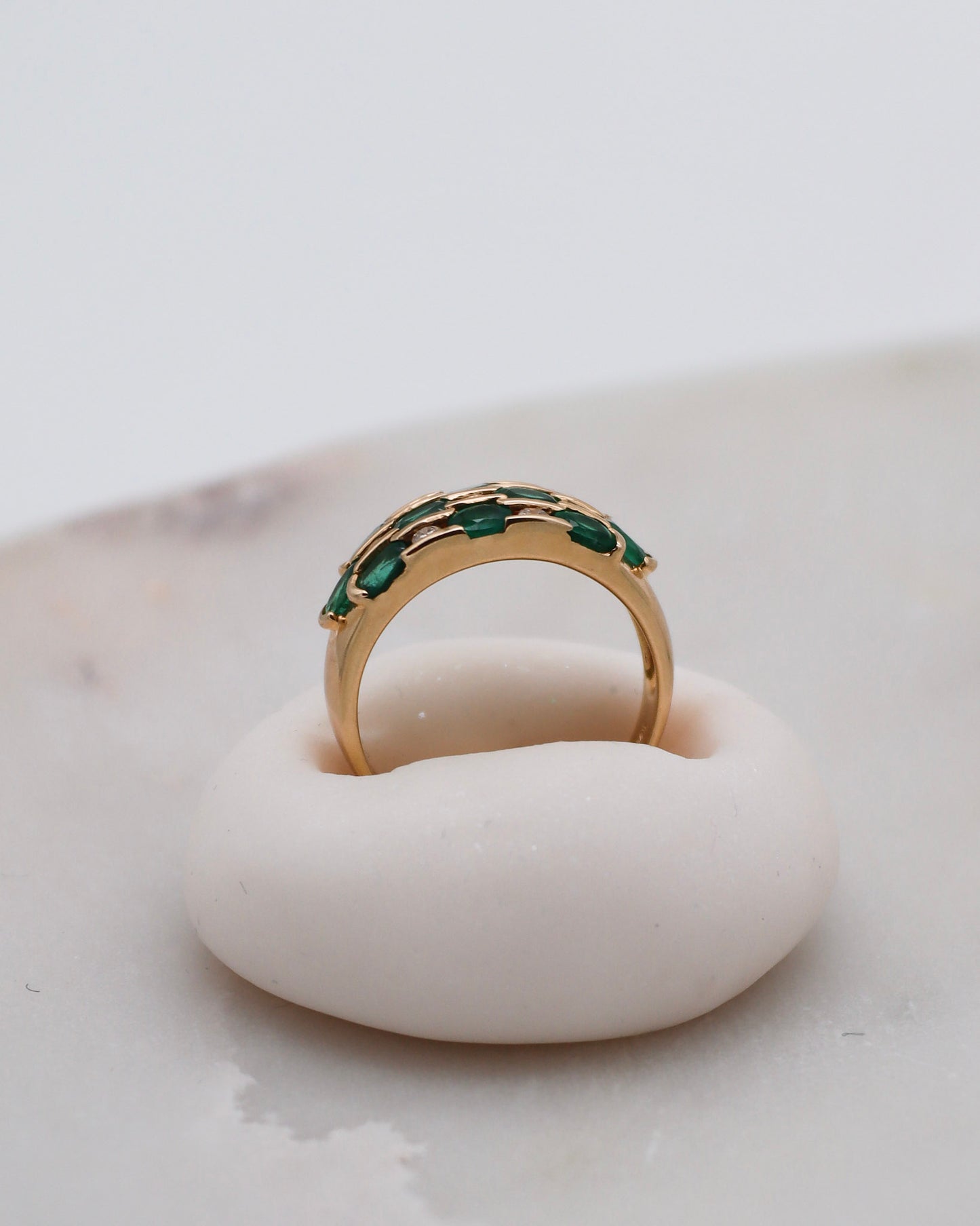 Vintage-Ring Harriet mit 0.73ct Smaragden & 0.18ct Brillanten, breite Art-Déco-Ringschiene aus 585/-Gelbgold – erhältlich in München und Augsburg