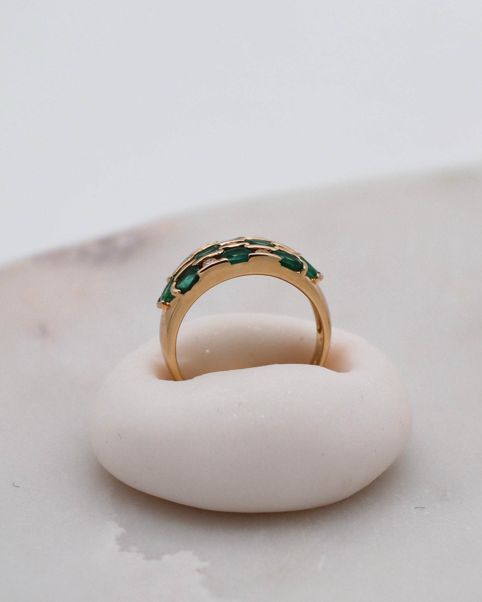 Vintage-Ring Harriet mit 0.73ct Smaragden & 0.18ct Brillanten, breite Art-Déco-Ringschiene aus 585/-Gelbgold – erhältlich in München und Augsburg