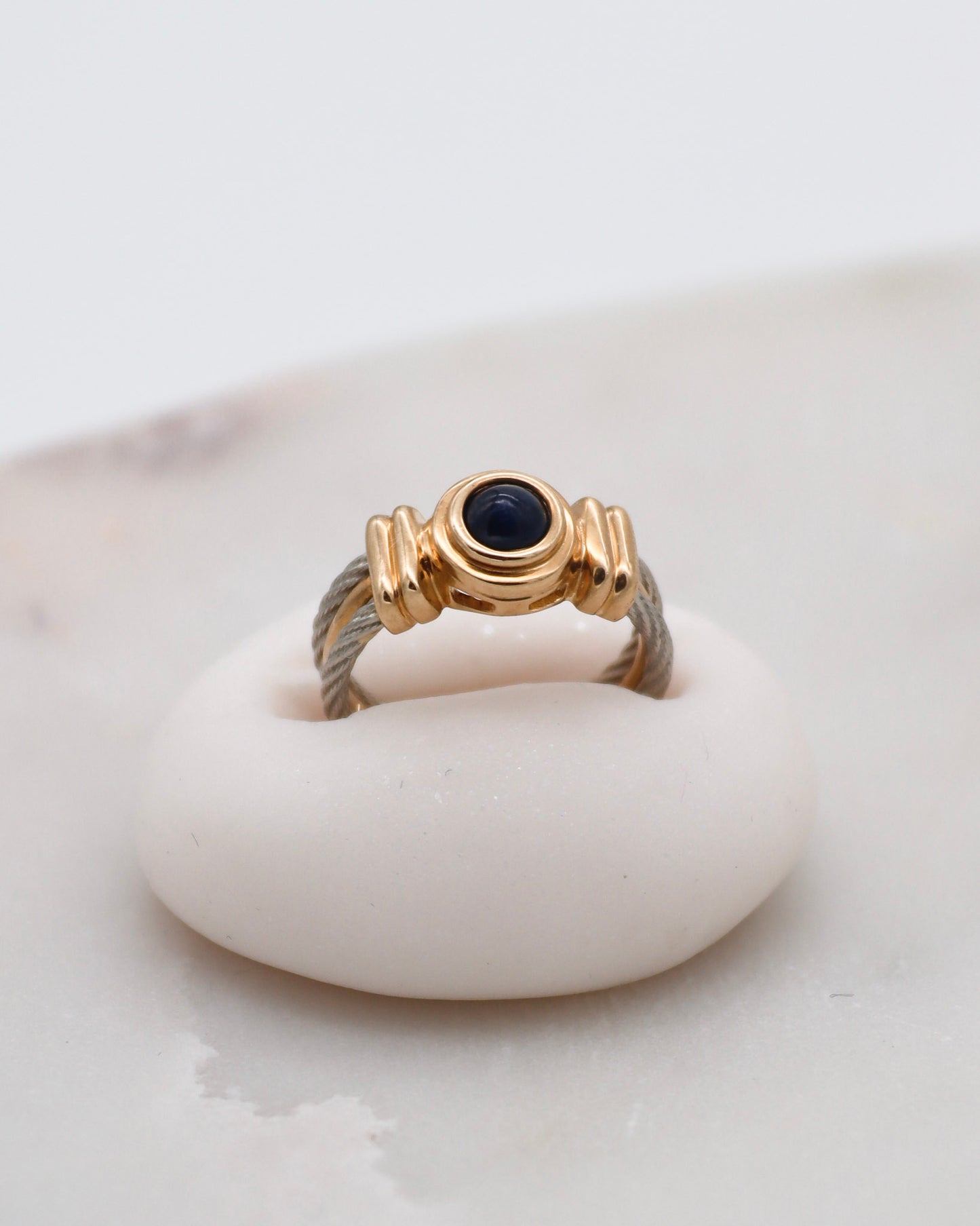 Vintage-Ring Irene mit 0.5ct Saphir in Bezel-Fassung, Bicolor-Ringschiene aus 585/-Gelbgold & Weißgelbgold – erhältlich in München und Augsburg
