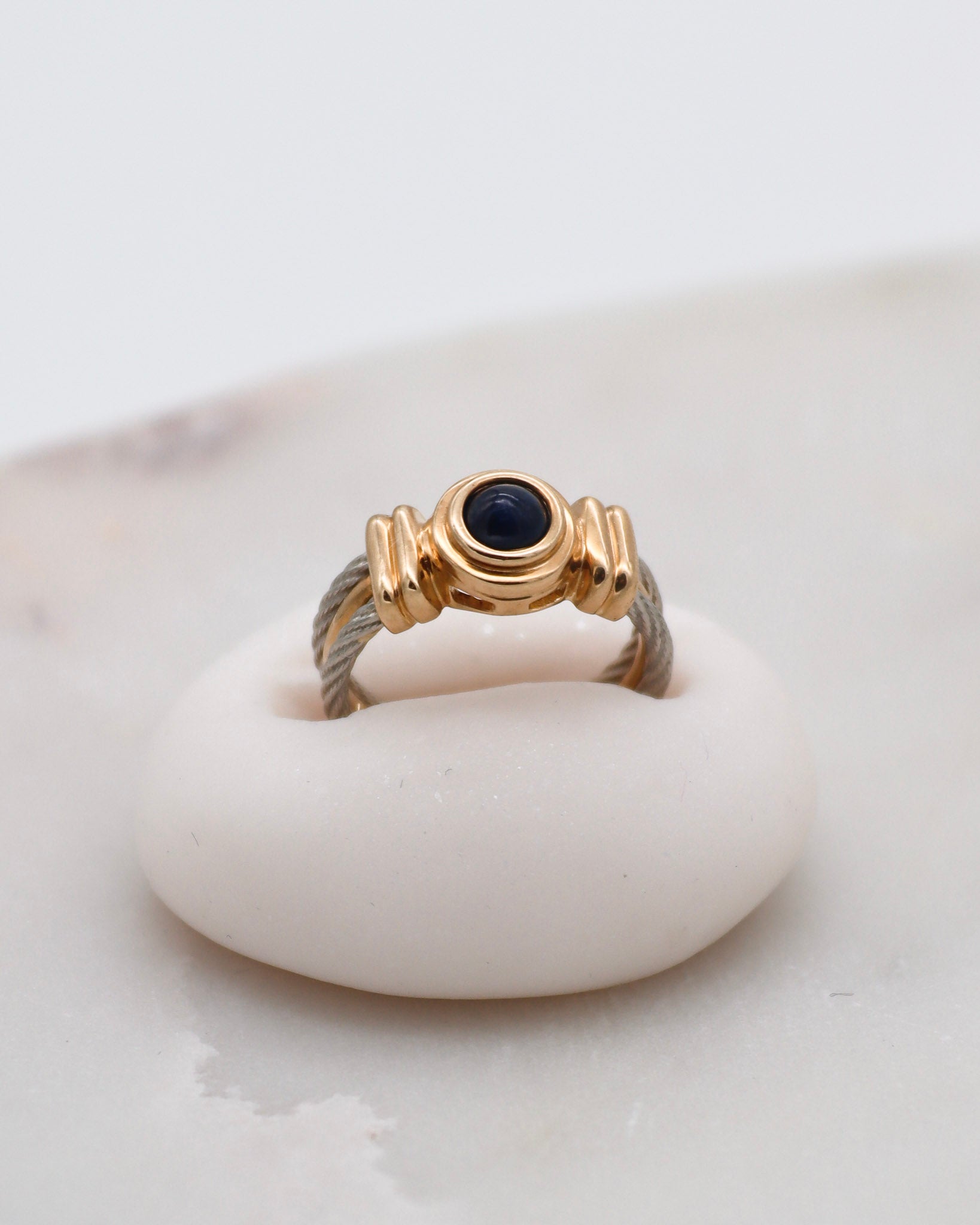 Vintage-Ring Irene mit 0.5ct Saphir in Bezel-Fassung, Bicolor-Ringschiene aus 585/-Gelbgold & Weißgelbgold – erhältlich in München und Augsburg