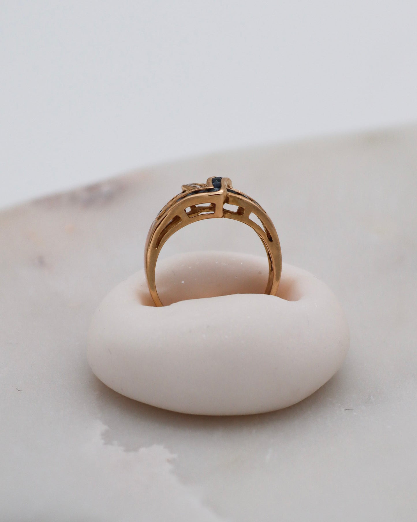 Vintage-Ring Jaqueline mit 0.20ct Saphiren & 0.15ct Brillanten, Knotendetail in 585/-Gelbgold – erhältlich in München und Augsburg