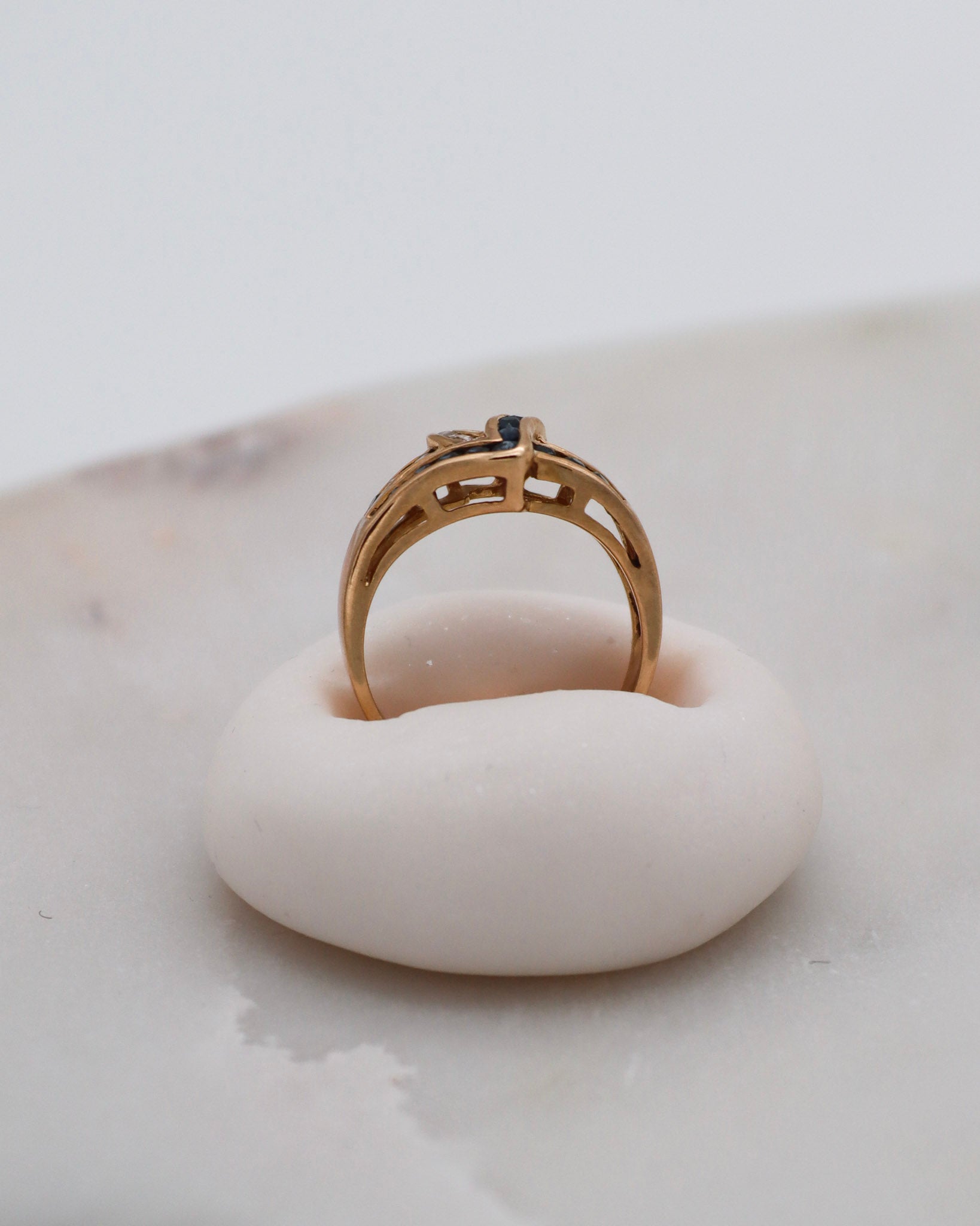 Vintage-Ring Jaqueline mit 0.20ct Saphiren & 0.15ct Brillanten, Knotendetail in 585/-Gelbgold – erhältlich in München und Augsburg